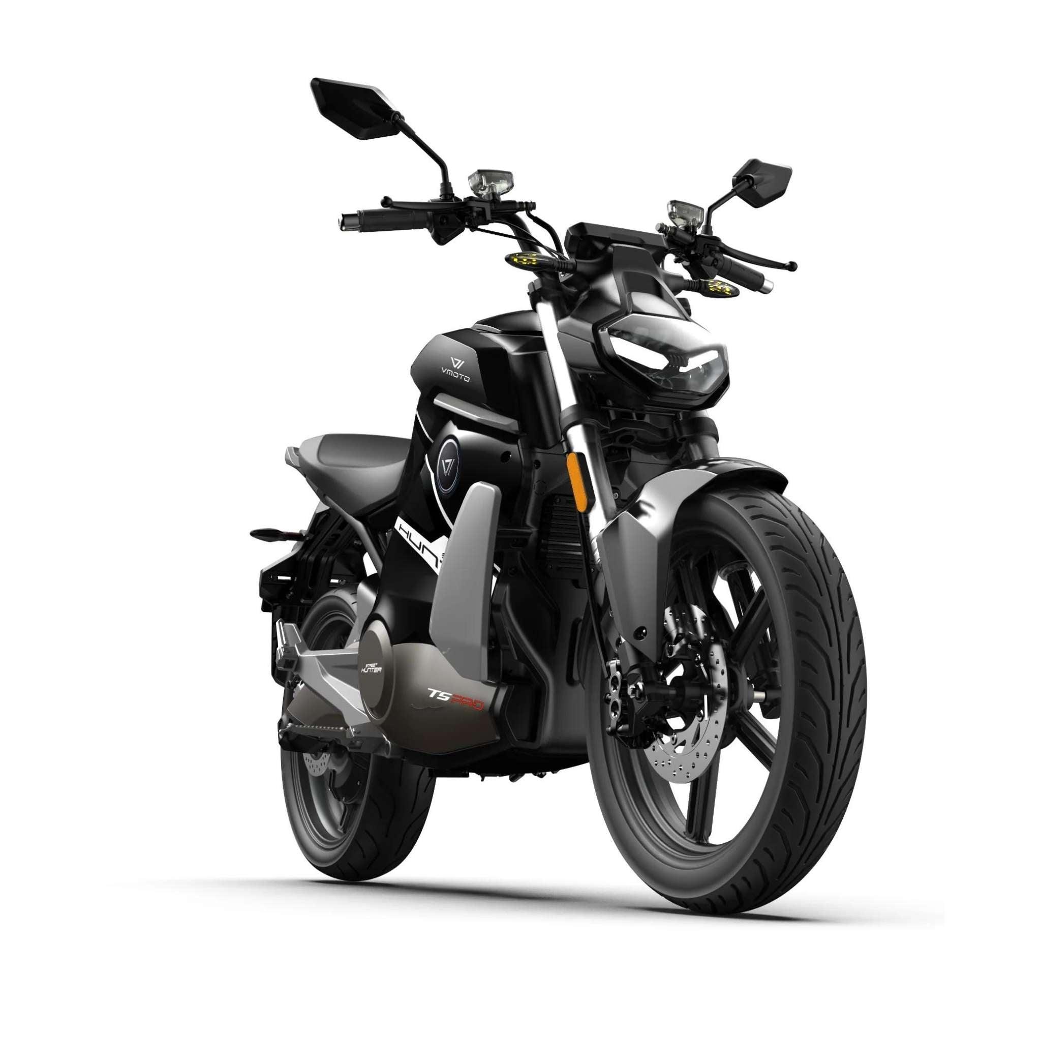 Das VMOTO TS Streethunter Pro 90 km/h NEU!, ein schnittiges schwarzes E-Motorrad mit silbernen Akzenten, wird von vorne aus einem niedrigen Winkel auf weißem Grund gezeigt, was das sportliche Design, die kantigen Linien und die große vordere Scheibenbremse hervorhebt - ideal für Fans der Elektromobilität.