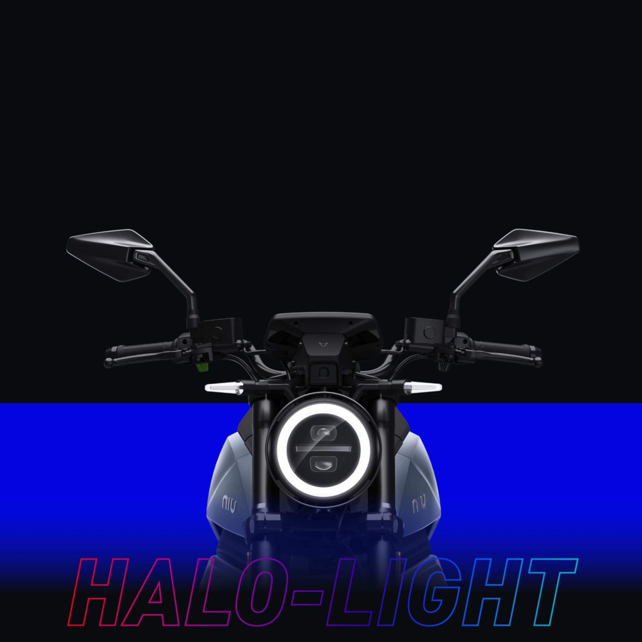 Frontansicht des NIU Elektromotorrad RQI Sport 110 km/h mit kreisförmigem Halo-Scheinwerfer, dunklem Hintergrund und leuchtend blauem Streifen am unteren Rand. Der Schriftzug "HALO-LIGHT" ist in bunten Buchstaben mit Farbverlauf an der Unterseite angebracht.
