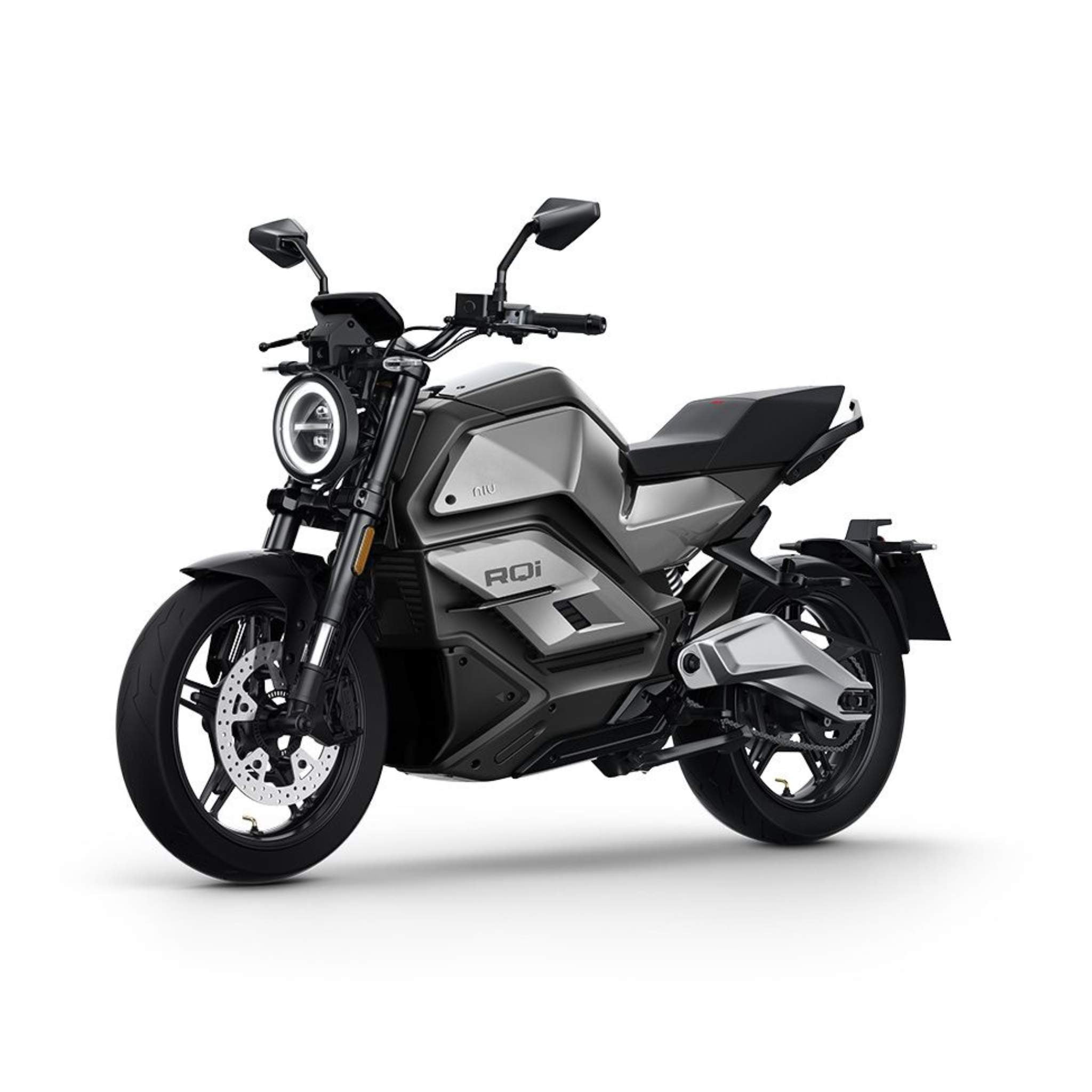Das NIU Elektromotorrad RQI Sport 110 km/h, in Silber und Schwarz mit rundem Scheinwerfer und kantigem, sportlichem Design, steht auf weißem Grund.