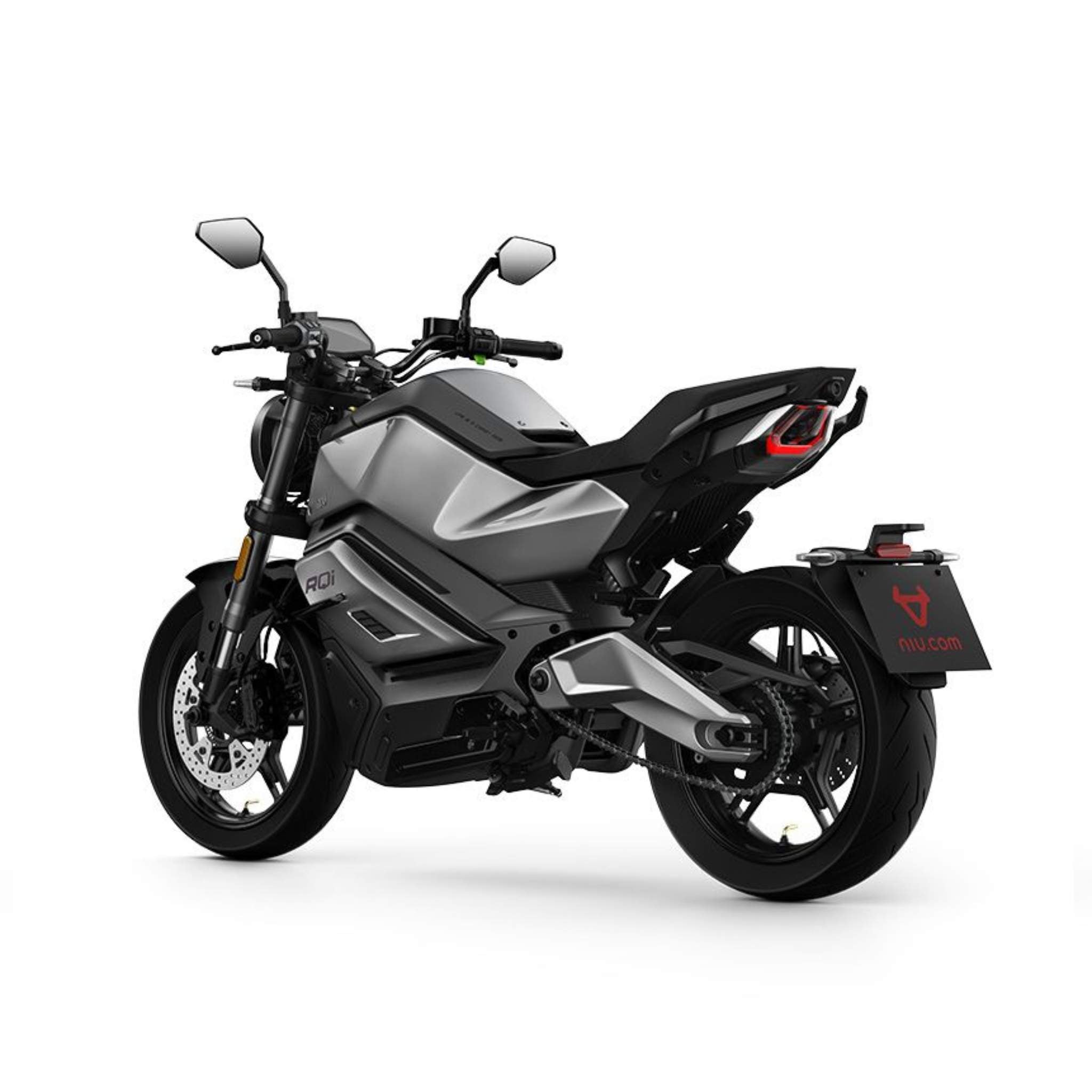 Von hinten links ist ein schnittiges, silber-schwarzes NIU Elektromotorrad RQI Sport 110 km/h zu sehen, das eine kantige Karosserie, ein digitales Armaturenbrett, Rückspiegel und einen auffälligen Hinterreifen mit Nummernschildhalterung aufweist.