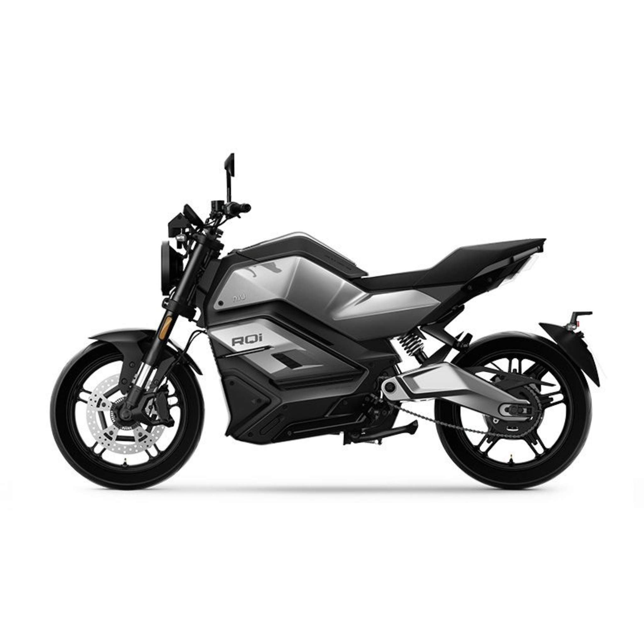 Das NIU Elektromotorrad RQI Sport 110 km/h in schlichtem Schwarz und Grau zeichnet sich durch kantige Linien, einen kompakten Rahmen und ein minimalistisches Design aus. Abgebildet in der Profilansicht auf einem weißen Hintergrund.