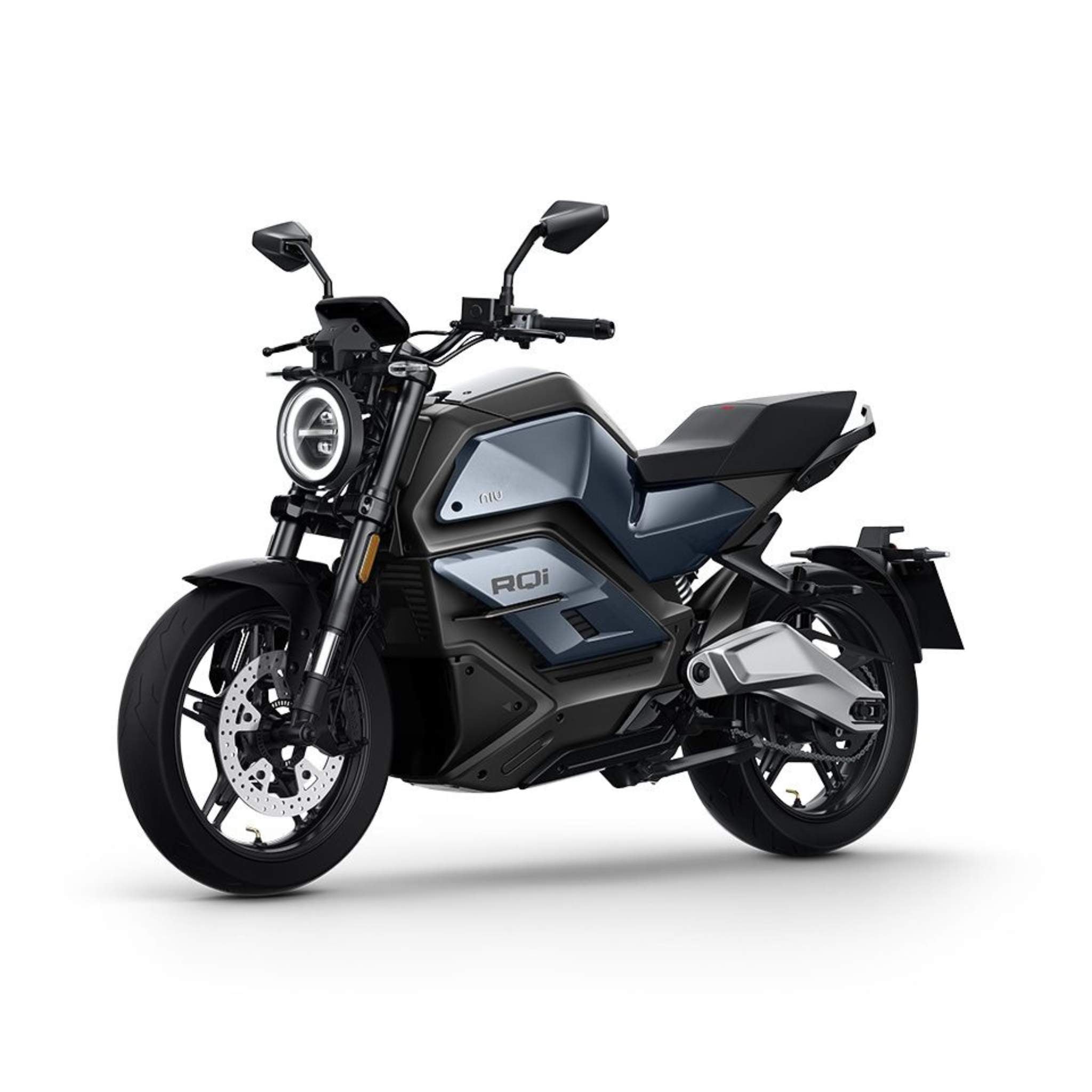 Das mattschwarze und blaue NIU Elektromotorrad RQI Sport 110 km/h mit rundem Scheinwerfer, kantiger Karosserie, großen Scheibenbremsen und modernem Styling wird vor einem schlichten weißen Hintergrund gezeigt.