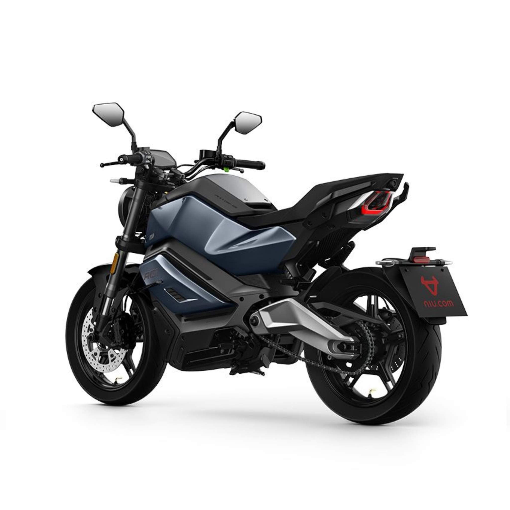 Das NIU Elektromotorrad RQI Sport 110 km/h in Mattblau und Schwarz, hier von hinten links, verfügt über eine kantige Karosserie, ein digitales Display, einen hinteren Haltegriff und ein Kennzeichen mit NIU-Schriftzug.