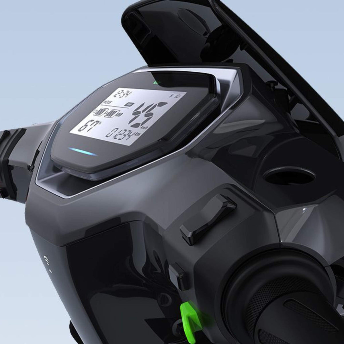 Nahaufnahme des Armaturenbretts des NIU Elektroroller E-Scooter Motorroller FQI 500, auf dem Geschwindigkeit und Akkuinformationen auf einem modernen Digitaldisplay angezeigt werden, mit elegantem schwarzem Lenker – ein Beispiel für innovative elektrische Mobilität vor hellblauem Hintergrund.