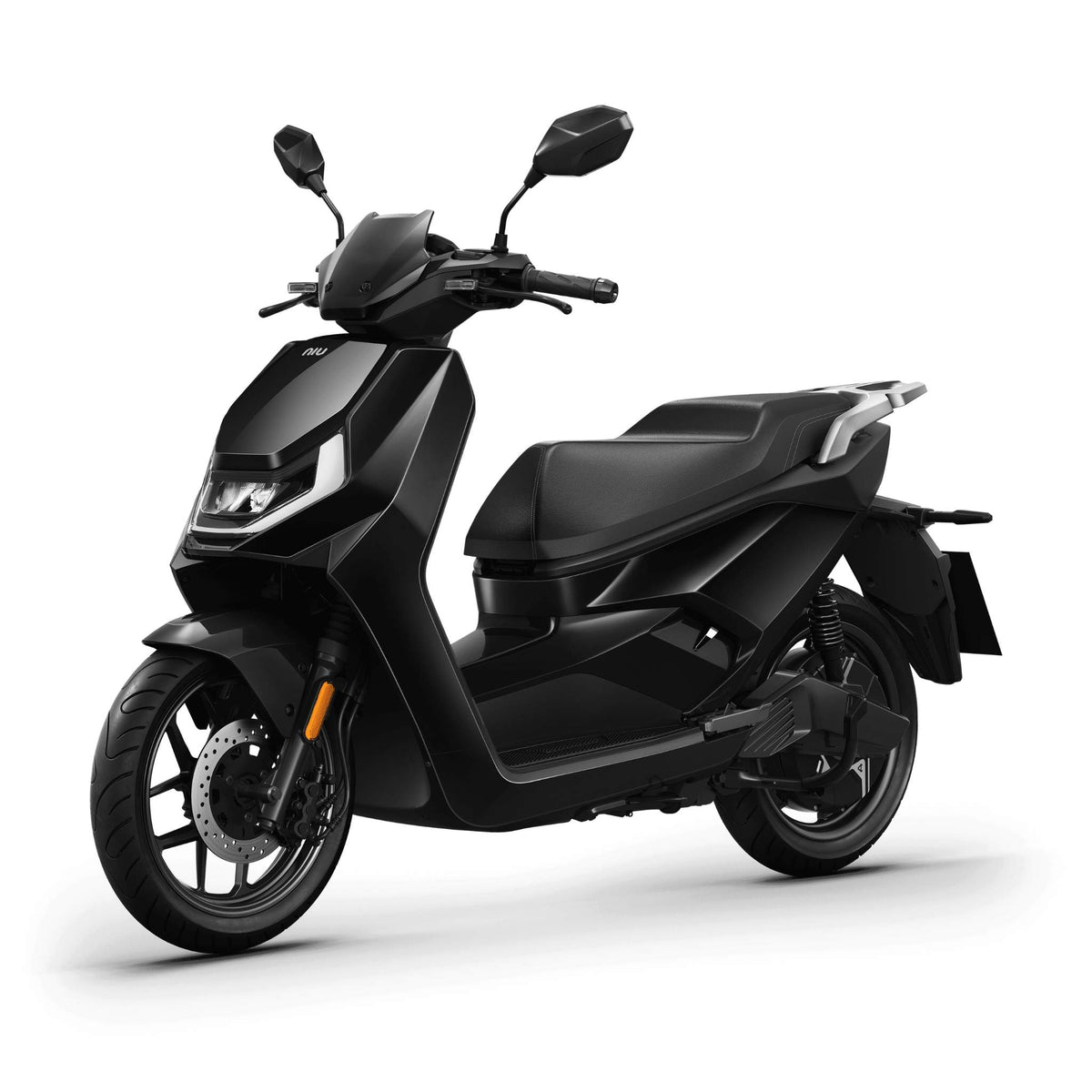 Der NIU FQI 500 E-Scooter, ein eleganter schwarzer Elektroroller mit kantigem Design, zwei Spiegeln und einem digitalen Display, wird aus einem vorderen Seitenwinkel vor weißem Hintergrund gezeigt – und unterstreicht damit die Zukunft der elektrischen Mobilität.