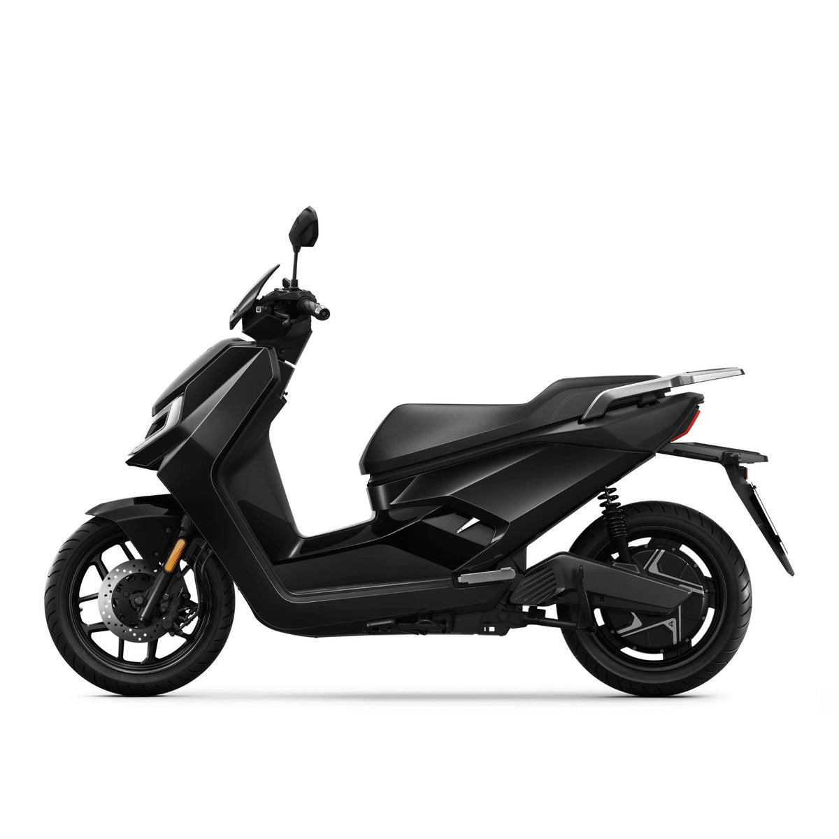 Der NIU Elektroroller E-Scooter FQI 500 (95 km/h, 2025) in Schwarz ist im Profil vor weißem Hintergrund abgebildet, wodurch sein schlankes Design, seine kantigen Linien, sein geräumiger Sitz und die gut sichtbaren Spiegel hervorgehoben werden – ideal für die elektrische Mobilität.