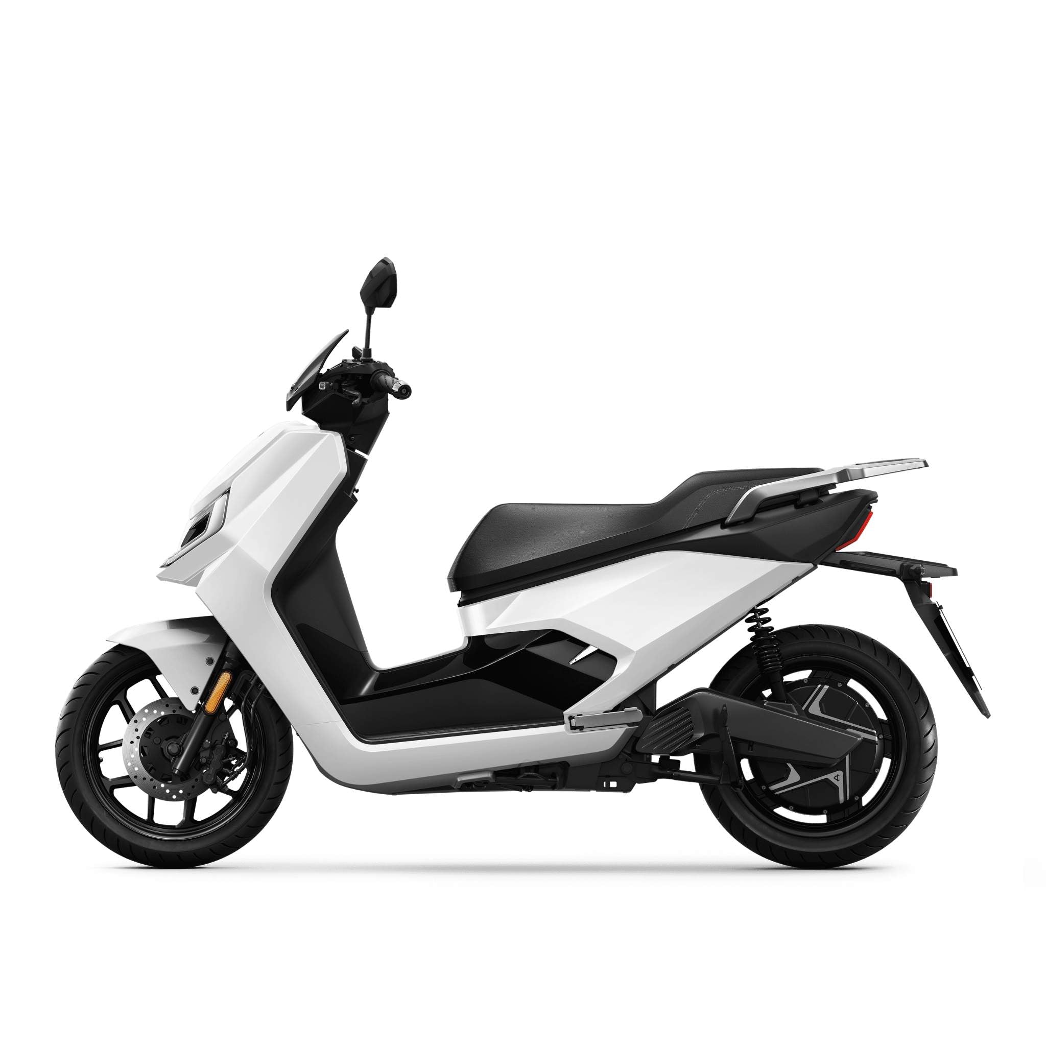Seitenansicht des modernen NIU Elektroroller E-Scooters FQI 500 (2025), weiß mit schwarzen Akzenten, schlankes Design und ohne Fahrer, dargestellt auf einem schlichten weißen Hintergrund. Dieser Motorroller erreicht bis zu 95 km/h für eine starke Leistung.
