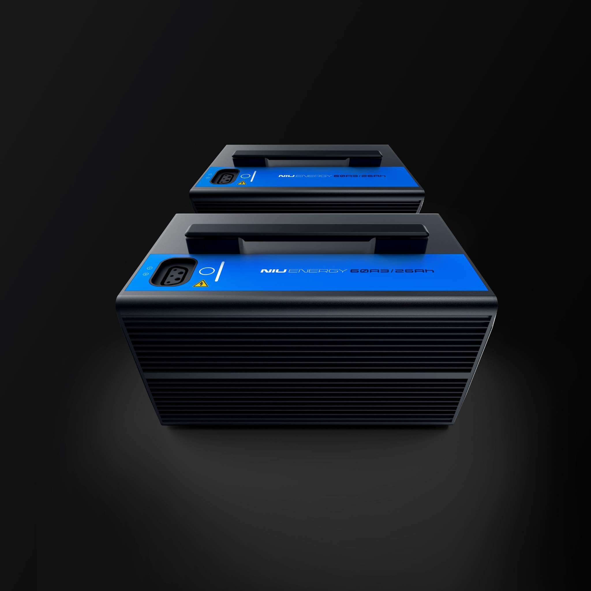 Zwei rechteckige schwarze und blaue NIU-Batteriepacks mit Griffen sind auf einem dunklen Hintergrund abgebildet. Diese 60V26Ah/60V36Ah Akkus wurden für den 2024-aufgerüsteten NIU NQI GTS Elektroroller E-Scooter Motorroller hergestellt und haben sichtbare Stromanschlüsse.