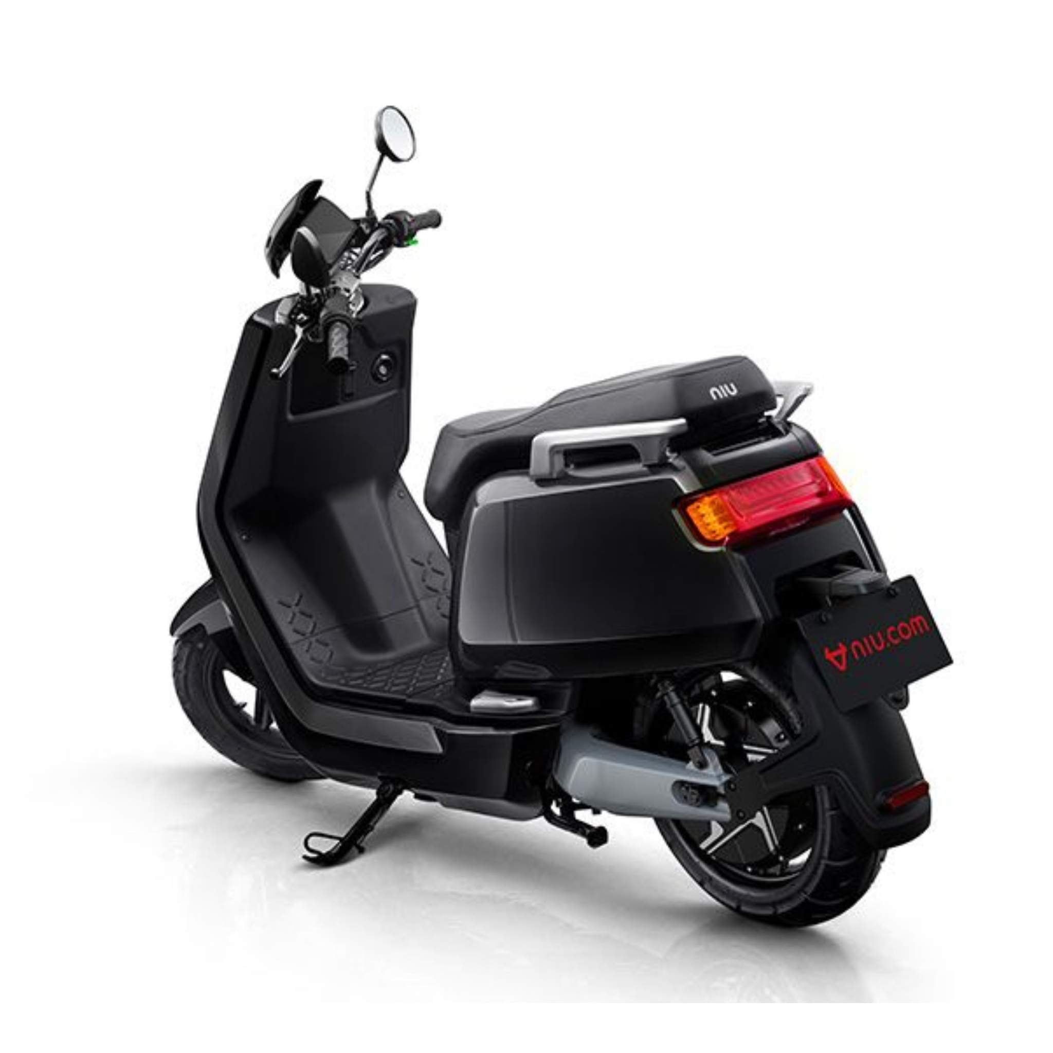 Ein schwarzer NIU Elektroroller Motorroller NQI GTS (2024 Upgrade, 45 km/h) mit modernem Design, Digitalanzeige, Rückspiegeln und roten Rücklichtern wird von hinten und links auf dem Ständer vor weißem Hintergrund gezeigt.