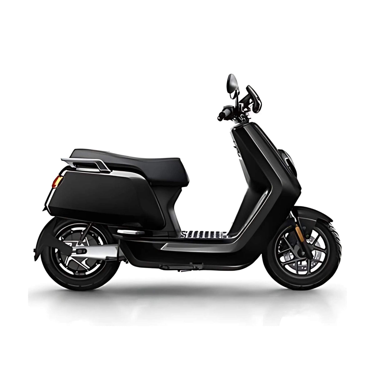 Der NIU Elektroroller E-Scooter Motorroller NQI GTS (2024 Upgrade) 45 km/h zeigt sich in schlichtem Schwarz mit kompaktem Rahmen und Leichtmetallrädern und unterstreicht damit sein modernes Design - ideal für urbane Elektromobilität.