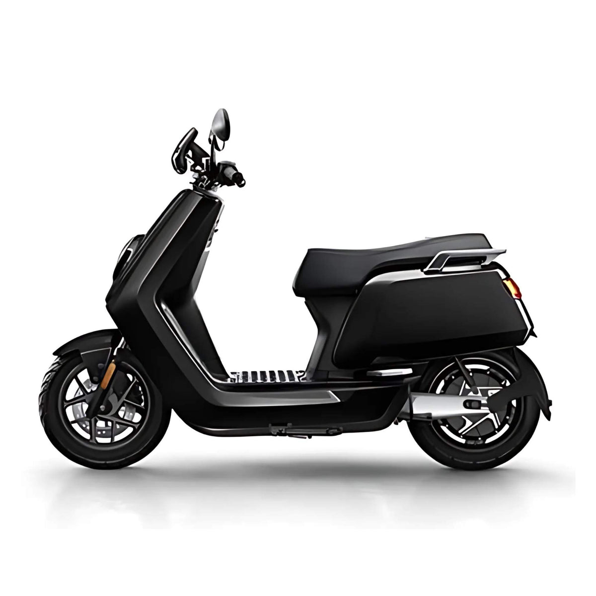 Der NIU Elektroroller E-Scooter Motorroller NQI GTS (2024 Upgrade) 45 km/h ist im Profil auf weißem Hintergrund abgebildet und besticht durch sein schlichtes schwarzes Design, Leichtmetallräder und seine kompakte Bauweise - ideal für moderne Elektromobilität.