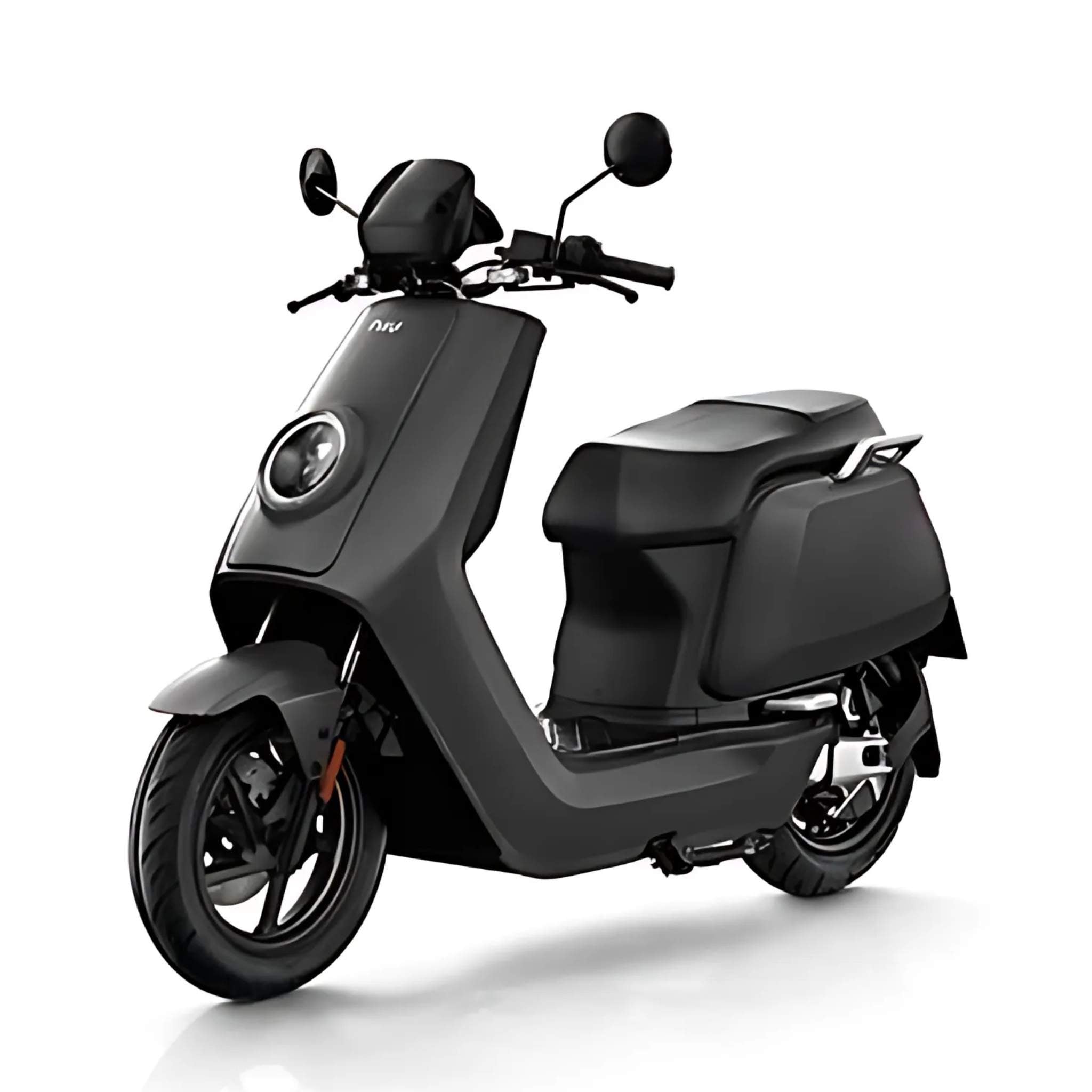 Der NIU NQI GTS Elektroroller (2024 Upgrade) ist ein schnittiger, moderner schwarzer E-Scooter mit rundem Scheinwerfer, Doppelspiegeln und aerodynamischem Design auf weißem Hintergrund. Höchstgeschwindigkeit: 45 km/h.