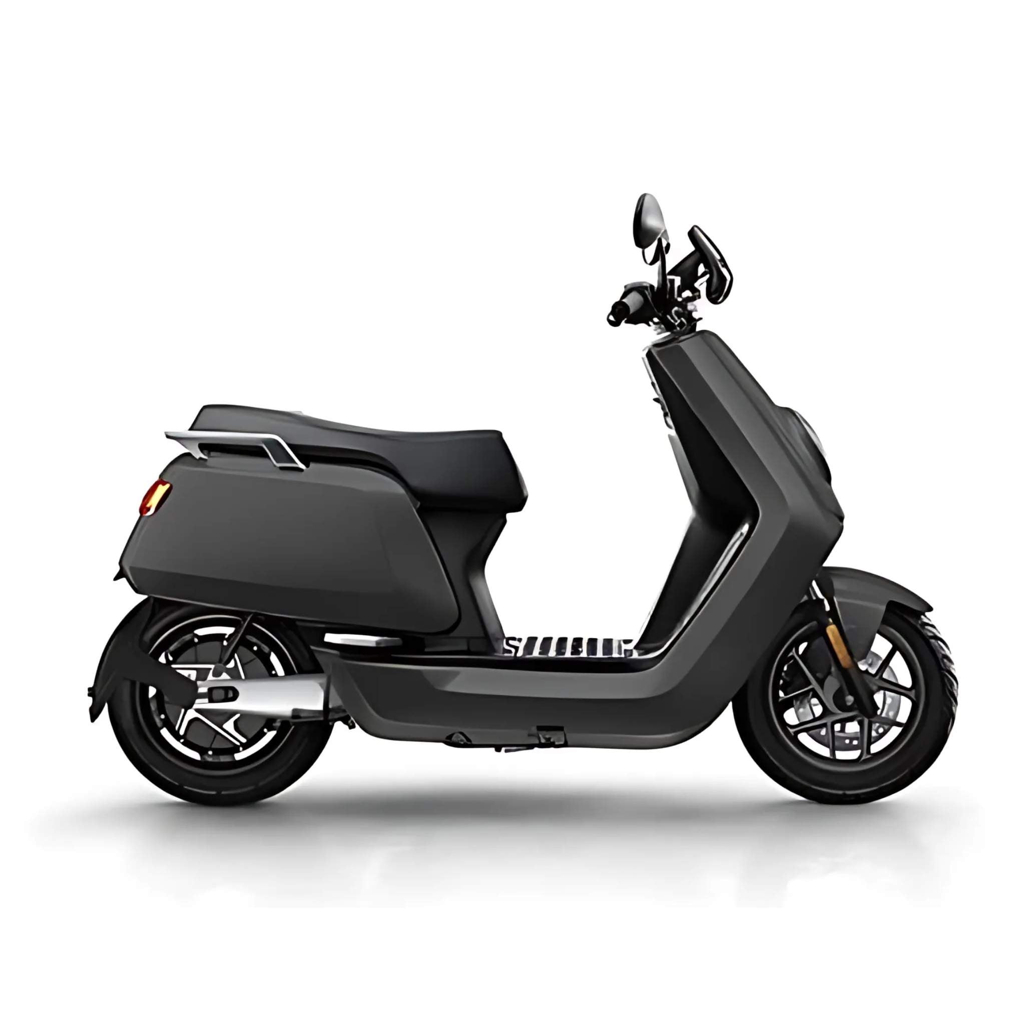 Der NIU Elektroroller E-Scooter Motorroller NQI GTS (2024 Upgrade) 45 km/h ist im Profil vor weißem Hintergrund abgebildet. Das schlichte schwarze, minimalistische Design mit Digitalanzeige und Leichtmetallrädern unterstreicht die moderne Elektromobilität.