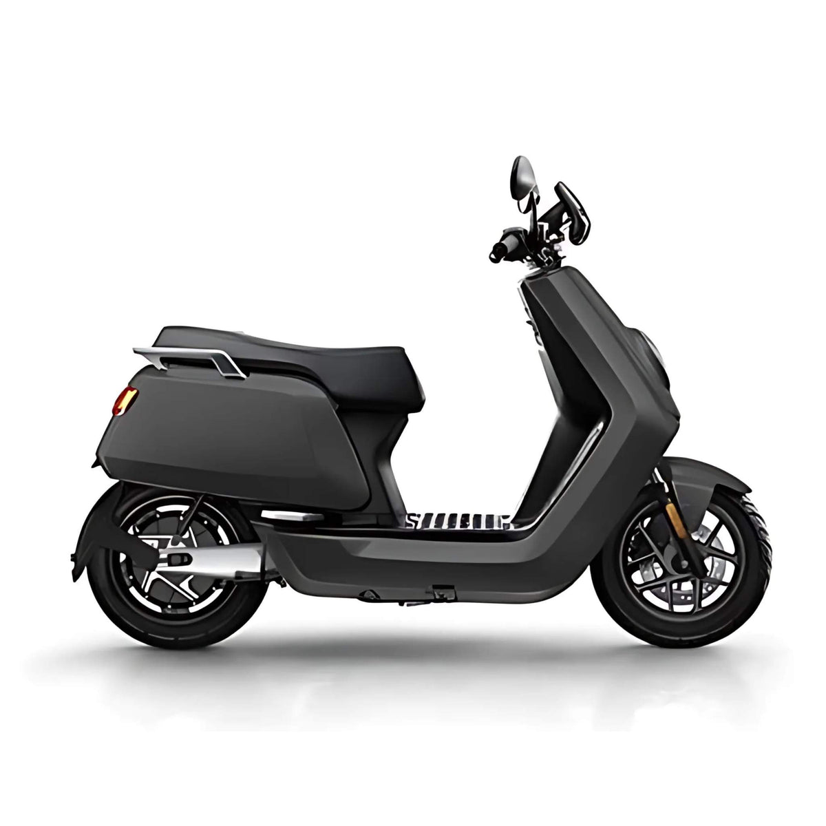 Der NIU Elektroroller E-Scooter Motorroller NQI GTS (2024 Upgrade) 45 km/h ist im Profil vor weißem Hintergrund abgebildet. Das schlichte schwarze, minimalistische Design mit Digitalanzeige und Leichtmetallrädern unterstreicht die moderne Elektromobilität.