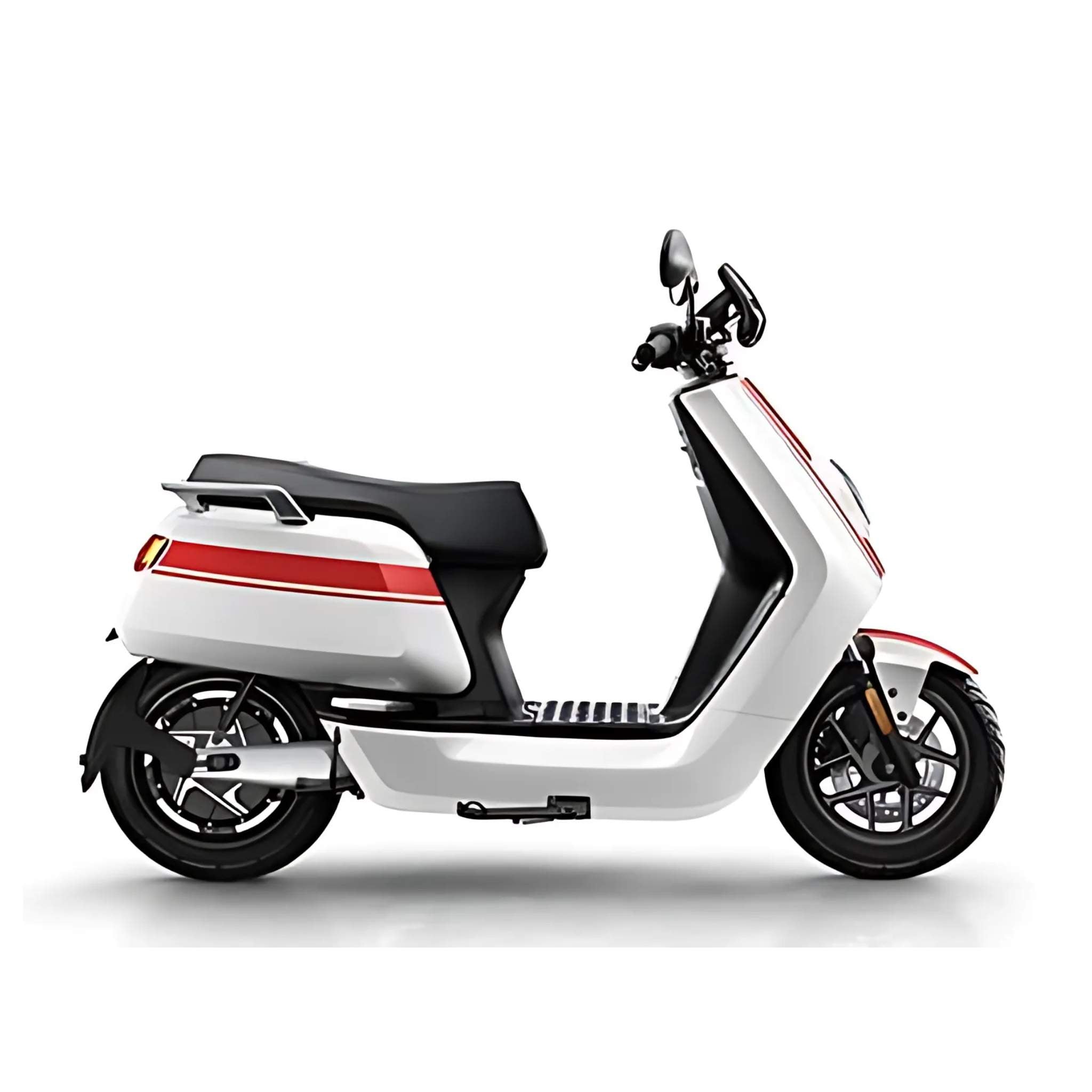 Der 2024 NIU Elektroroller NQI GTS (45 km/h) präsentiert sich in modernem weißen Design mit roten Akzenten, schwarzem Sitz und Leichtmetallrädern - ein herausragendes Beispiel für Elektromobilität, im Profil auf weißem Hintergrund.