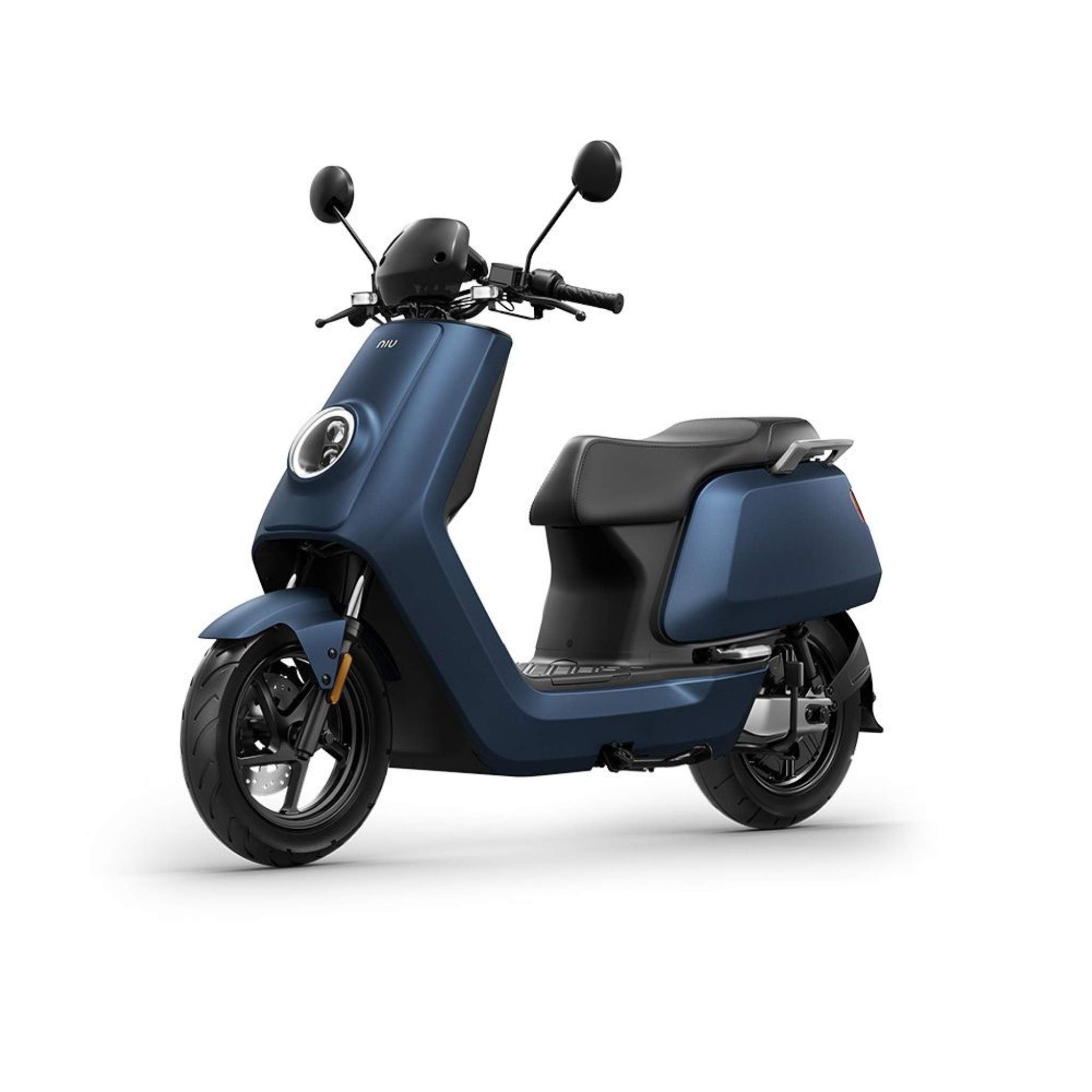 Der NIU Elektroroller E-Scooter Motorroller NQI Sport (2024 Upgrade) 45 km/h in Dunkelblau verfügt über zwei Seitenspiegel, einen runden Scheinwerfer und einen Durchstiegsrahmen, der auf weißem Hintergrund sein modernes Design unterstreicht.