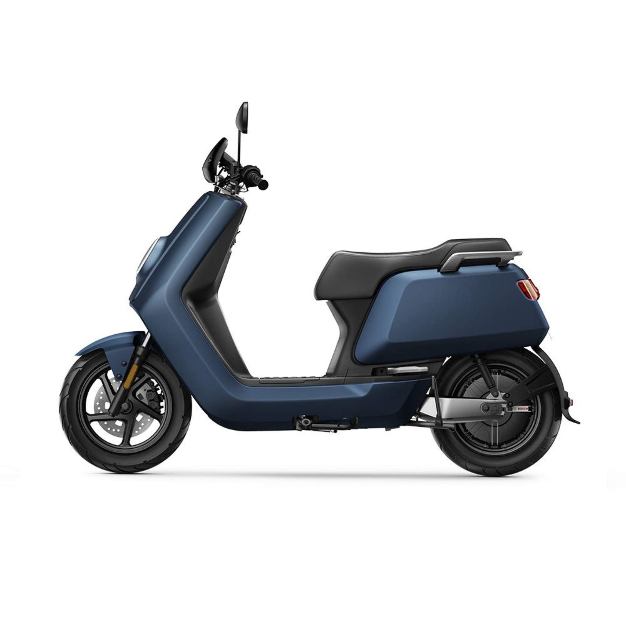 Der NIU Elektroroller Motorroller NQI Sport (2024 Upgrade) erreicht 45 km/h und besticht durch ein modernes, mattblaues Design, schwarze Räder und einen bequemen Sitz - ideal für die urbane Mobilität und im Seitenprofil auf weißem Hintergrund dargestellt.