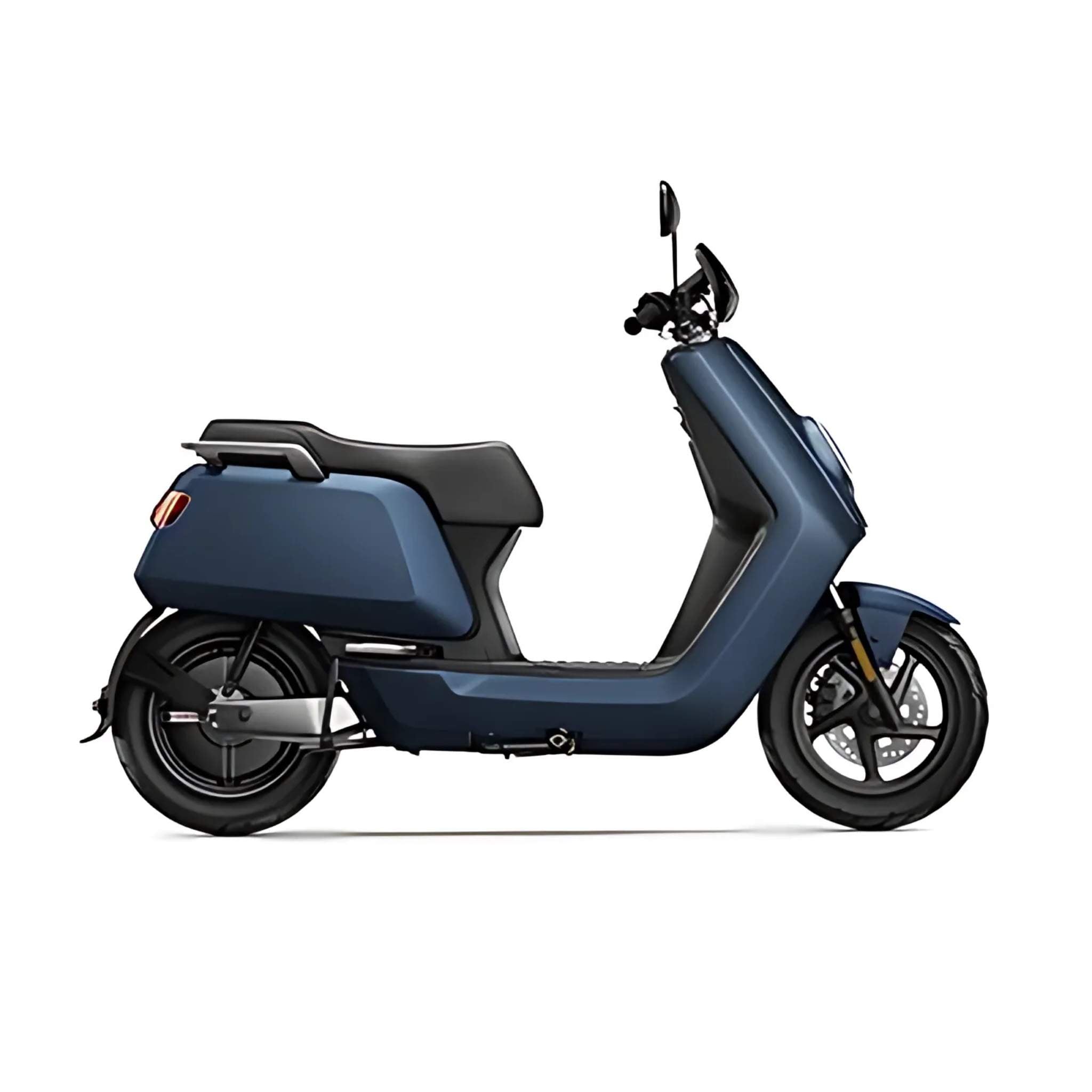 Der NIU Elektroroller E-Scooter Motorroller NQI Sport (2024 Upgrade) 45 km/h in blau ist im Seitenprofil mit schlankem Design, schwarzem Sitz und dünnen Rädern vor weißem Hintergrund dargestellt.