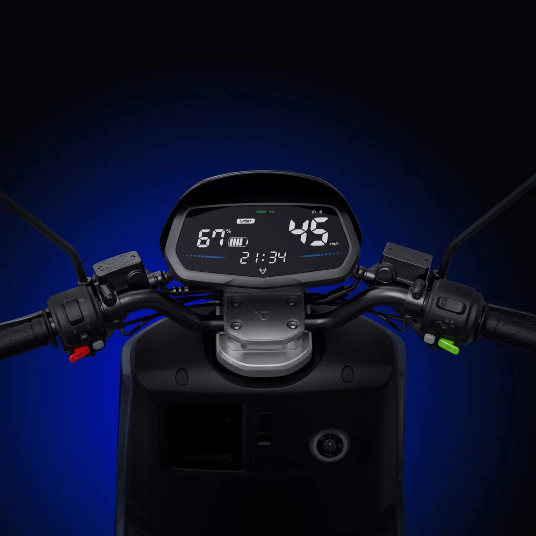 Der NIU Elektroroller E-Scooter Motorroller NQI Sport (2024 Upgrade) 45 km/h verfügt über ein digitales Armaturenbrett mit Lenker, das Geschwindigkeit, Batteriestand und Uhrzeit auf einem hellen Display vor dunkelblauem Hintergrund anzeigt.