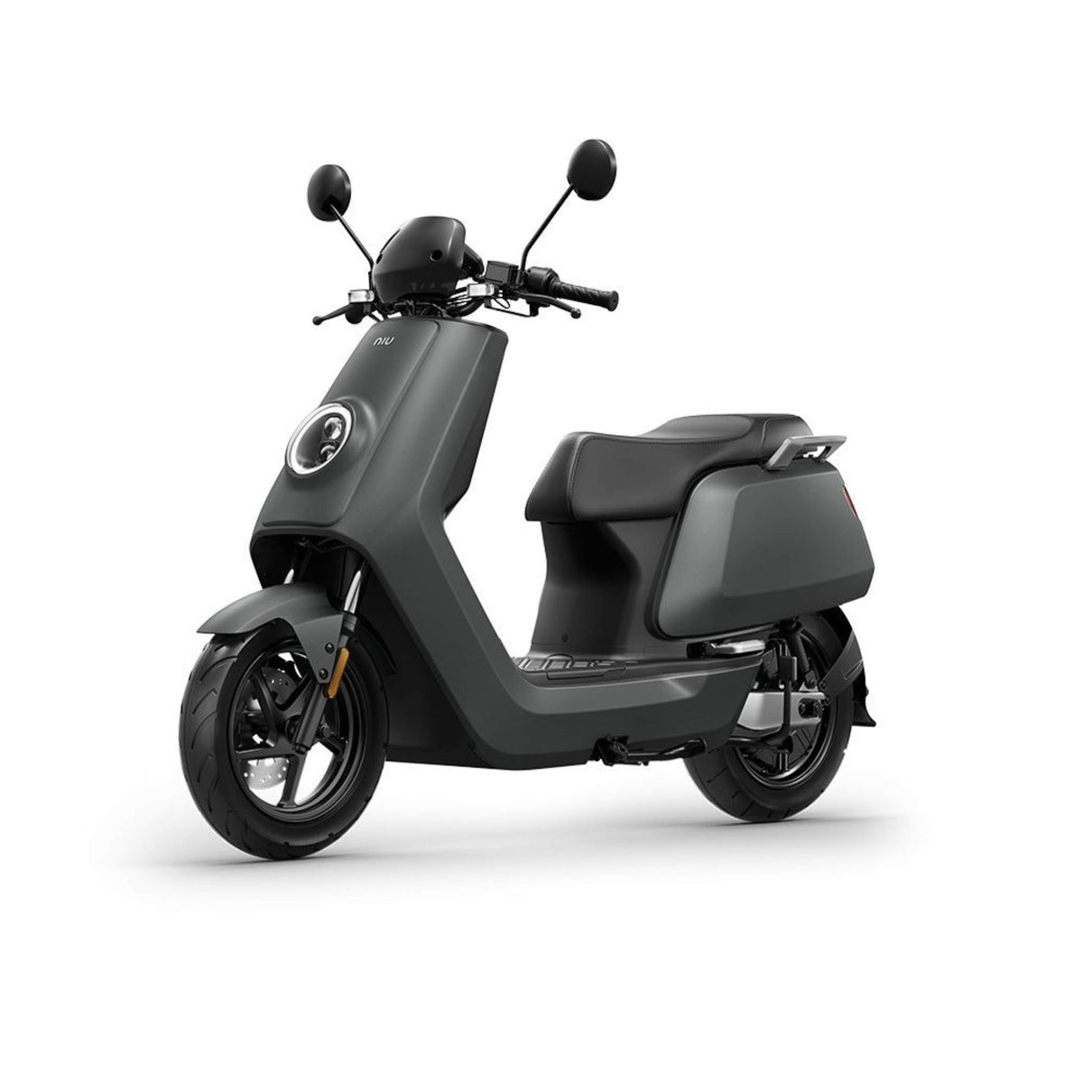 Der NIU NQI Sport (2024 Upgrade) Elektroroller in schlichtem Schwarz mit minimalistischem Design, kreisrundem Scheinwerfer, Seitenspiegeln und einem bequemen Zweiersitz steht vor weißem Hintergrund - und repräsentiert die Zukunft der Elektromobilität.