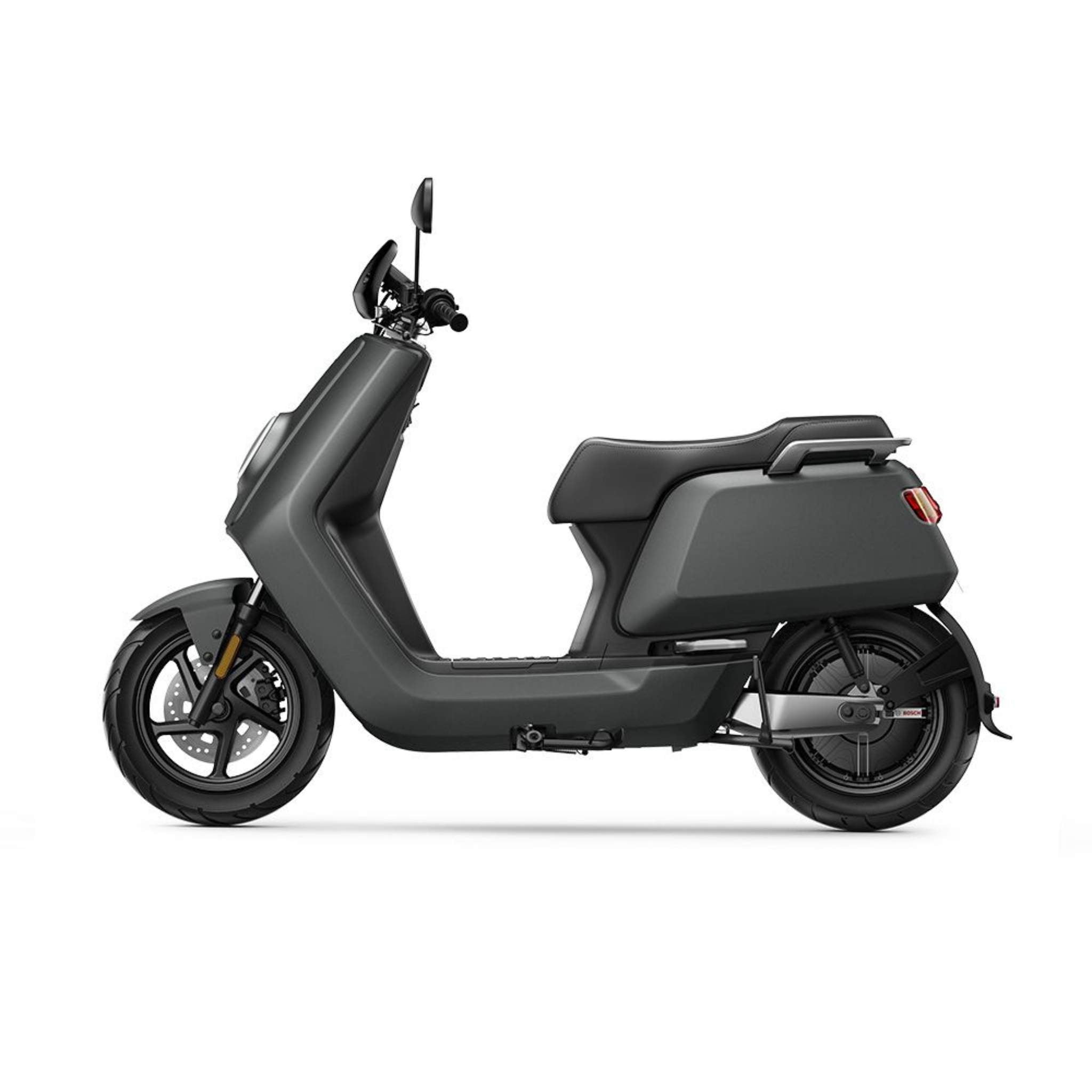 Der NIU NQI Sport (2024 Upgrade) Elektroroller, ein matt-schwarzer E-Scooter Motorroller, verfügt über Seitenspiegel und Stauraum am Heck. Im Profil auf weißem Grund abgebildet, erreicht er 45 km/h - ideal für stilvolle Elektromobilität.
