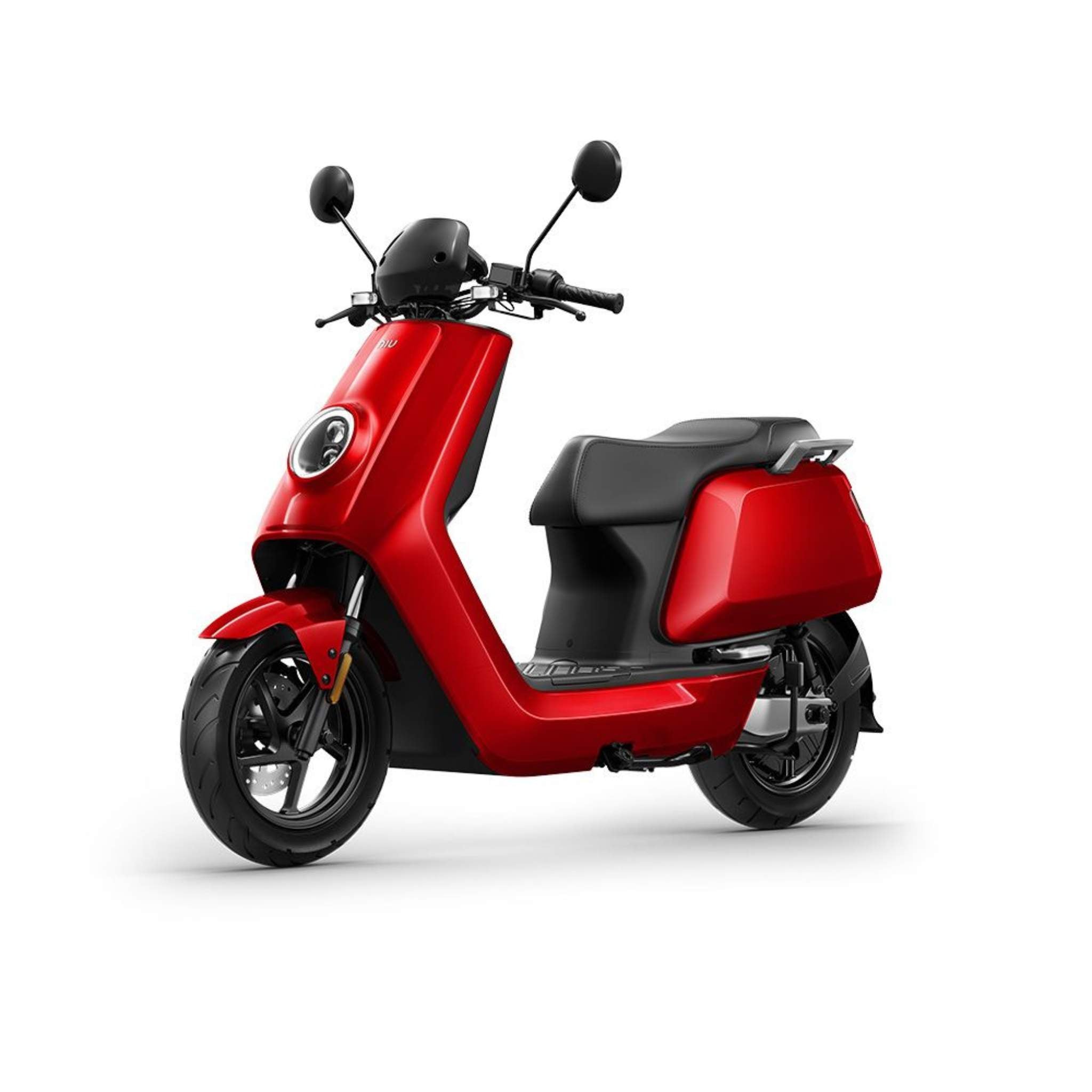 Der NIU NQI Sport (2024 Upgrade) Elektroroller, ein moderner roter E-Scooter mit schwarzen Akzenten und Durchstiegsrahmen, verfügt über Rückspiegel und kompaktes Design - ideal für stilvolle urbane Elektromobilität bei 45 km/h.