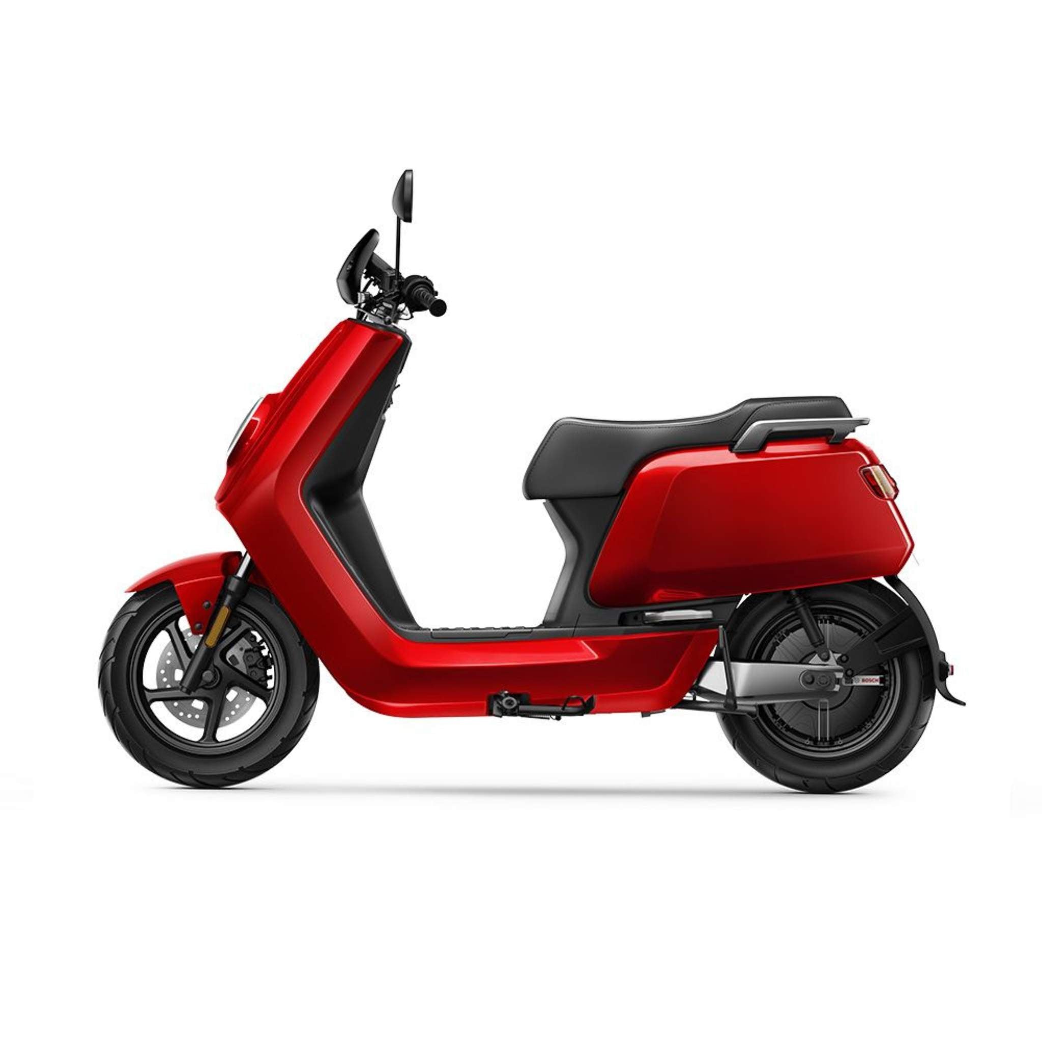 Der NIU Elektroroller E-Scooter Motorroller NQI Sport (2024 Upgrade) 45 km/h besticht durch sein modernes rotes Design, den schwarzen Sitz und die silbernen Akzente, die die Elektromobilität der nächsten Generation von NIU vor einem klaren weißen Hintergrund präsentieren.