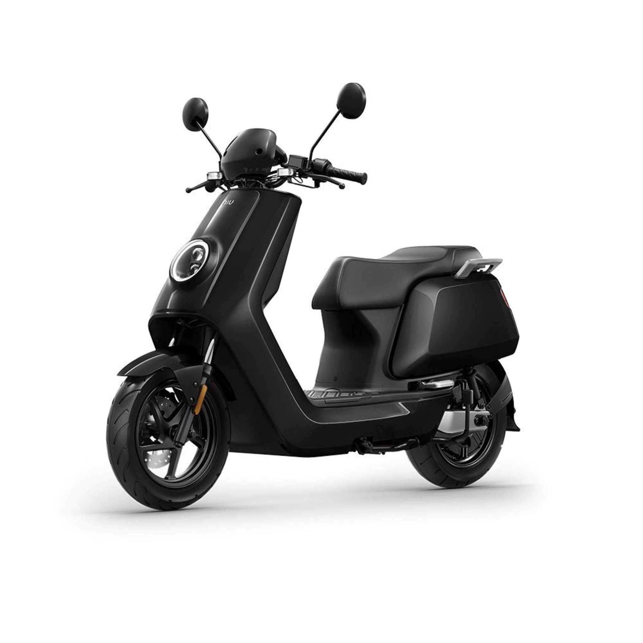 Der NIU Elektroroller E-Scooter Motorroller NQI Sport (2024 Upgrade) 45 km/h zeichnet sich durch ein schlankes, schwarzes, minimalistisches Design mit abgerundeten Scheinwerfern, Seitenspiegeln und zwei Sitzen aus - und unterstreicht damit NIUs modernen Ansatz in Sachen Elektromobilität.