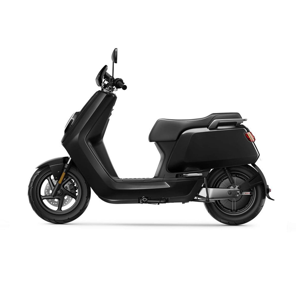 Der NIU NQI Sport Elektroroller (2024 Upgrade) zeichnet sich durch ein elegantes schwarzes Design, einen kompakten Rahmen, einen Einzelsitz und einen Rückspiegel aus - ideal für Fans der Elektromobilität. Abgebildet im Profil vor einem schlichten weißen Hintergrund. Bis zu 45 km/h.