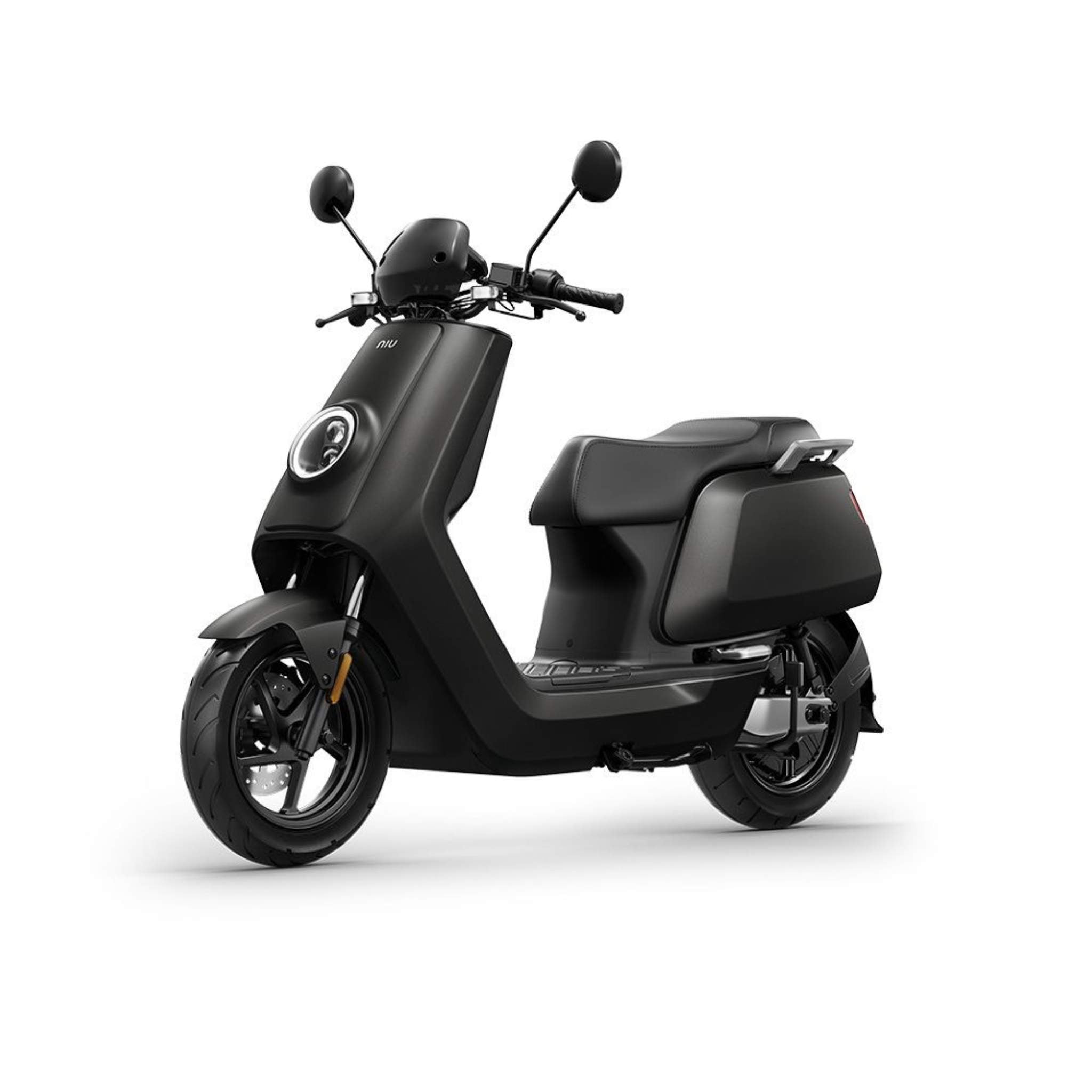 Ein schnittiger, moderner schwarzer NIU Elektroroller E-Scooter Motorroller NQI Sport (2024 Upgrade) 45 km/h mit einem runden Scheinwerfer, zwei Seitenspiegeln und einem Durchstiegsrahmen wird vor einem schlichten weißen Hintergrund gezeigt.