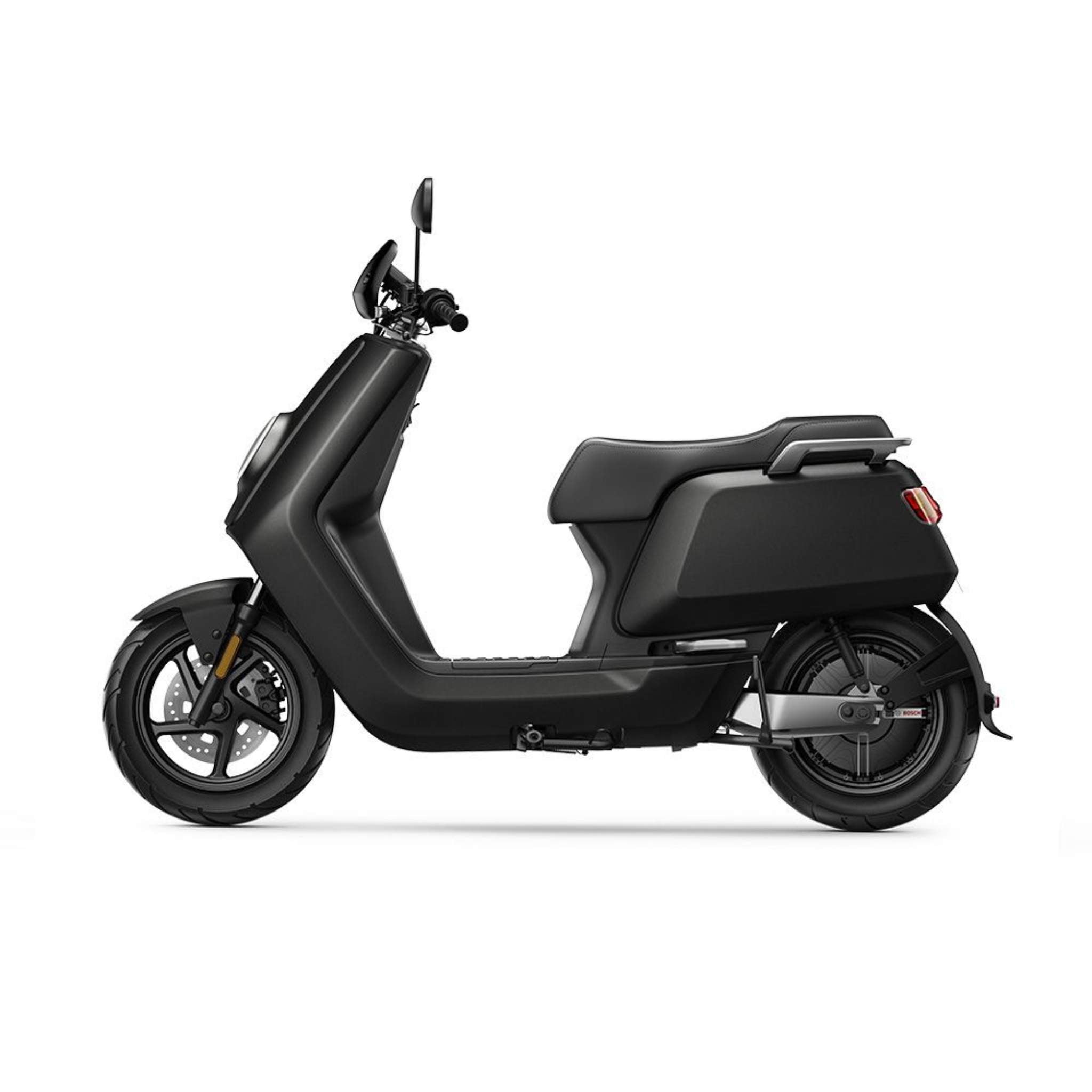 Ein eleganter, moderner schwarzer NIU Elektroroller NQI Sport (2024 Upgrade) wird im Profil auf weißem Hintergrund gezeigt. Er zeichnet sich durch sein kompaktes Design, die hintere Ablagebox und die eleganten Räder aus - ideal für Elektromobilität mit bis zu 45 km/h.