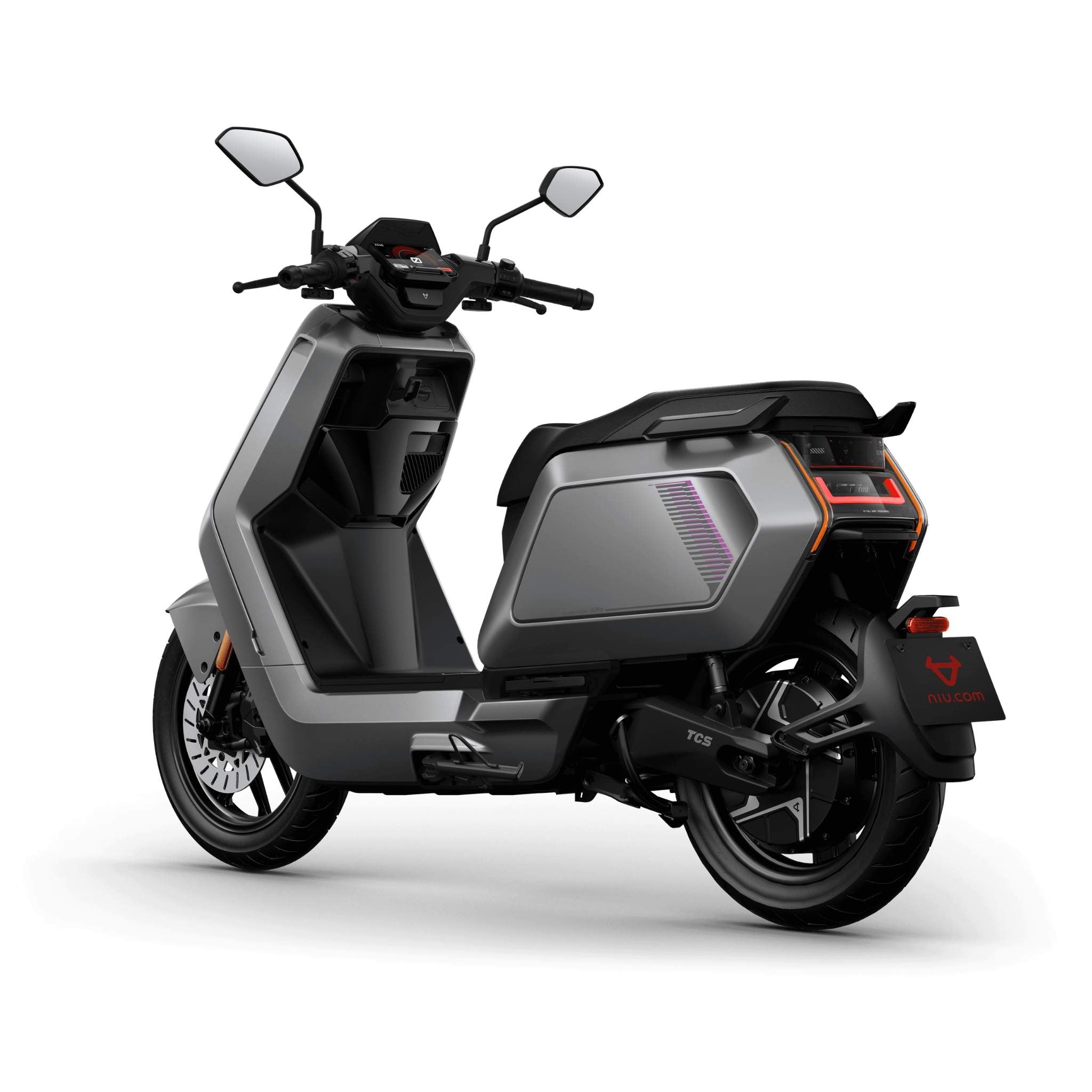 Ein grauer NIU Elektroroller E-Scooter Motorroller NQiX 500 (100 km/h) mit kantigem Design, Digitalanzeige, Rückspiegeln und roten Akzenten wird von hinten und leicht links vor einem schlichten weißen Hintergrund gezeigt.