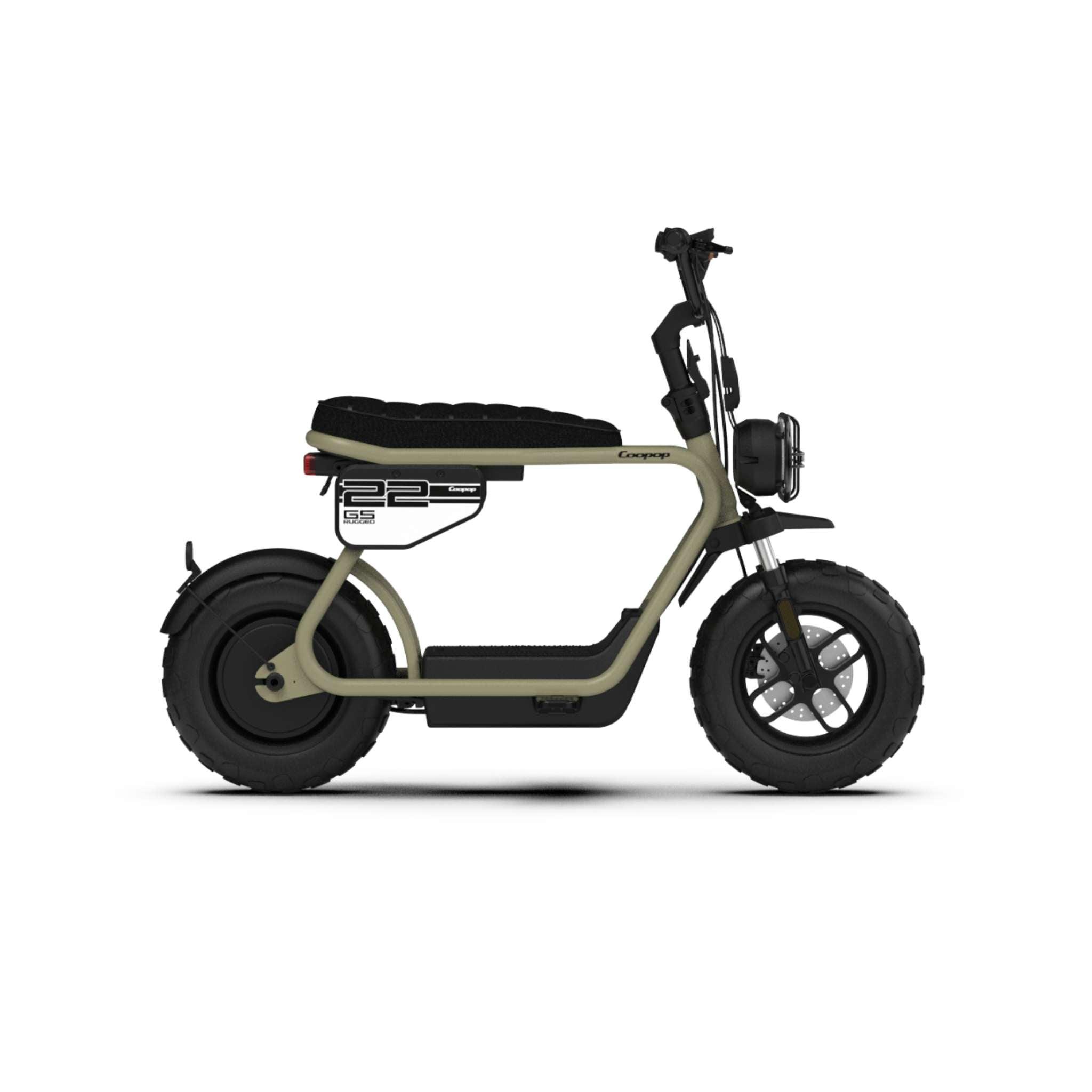 Seitenansicht des Coopop E-Scooters E-Roller RUGGED GS mit fetten Reifen, mattem olivgrünem Rahmen, schwarzem gepolstertem Sitz, aufrechtem Lenker, seitlichen Aufschriften "225" und "E125" und einem leistungsstarken 1200-Watt-Nabenmotor für Spitzenleistungen.