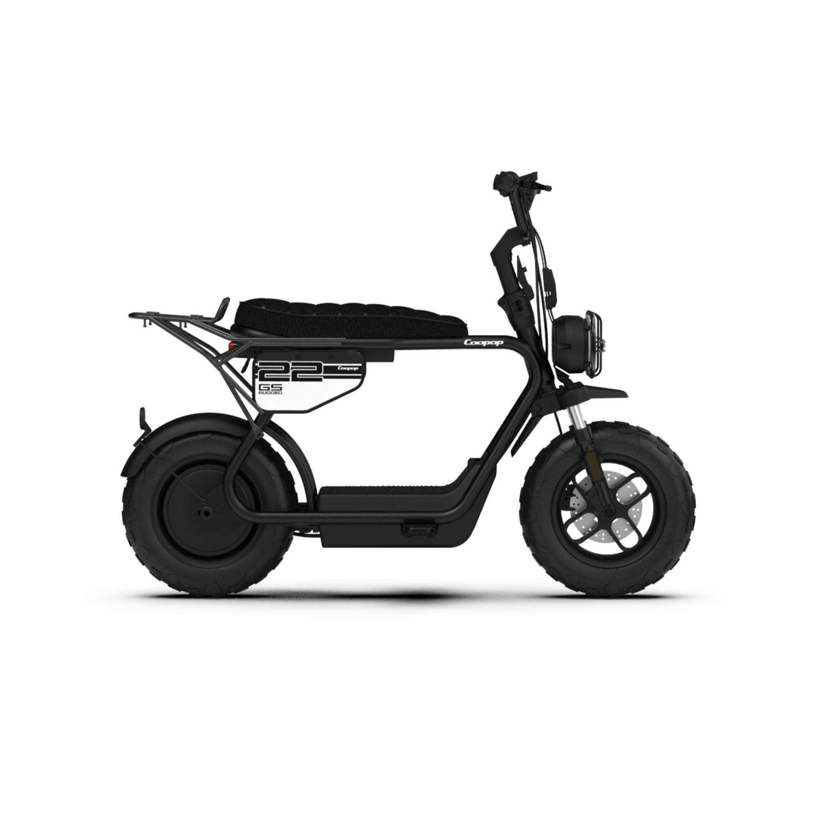 Ein Coopop Gepäckträger für Rugged GS ist im Profil auf weißem Hintergrund abgebildet, montiert auf einem schwarzen Coopop Rugged GS Elektro-Minibike mit dicken Reifen, minimalistischem Rahmen und gepolstertem Sitz.