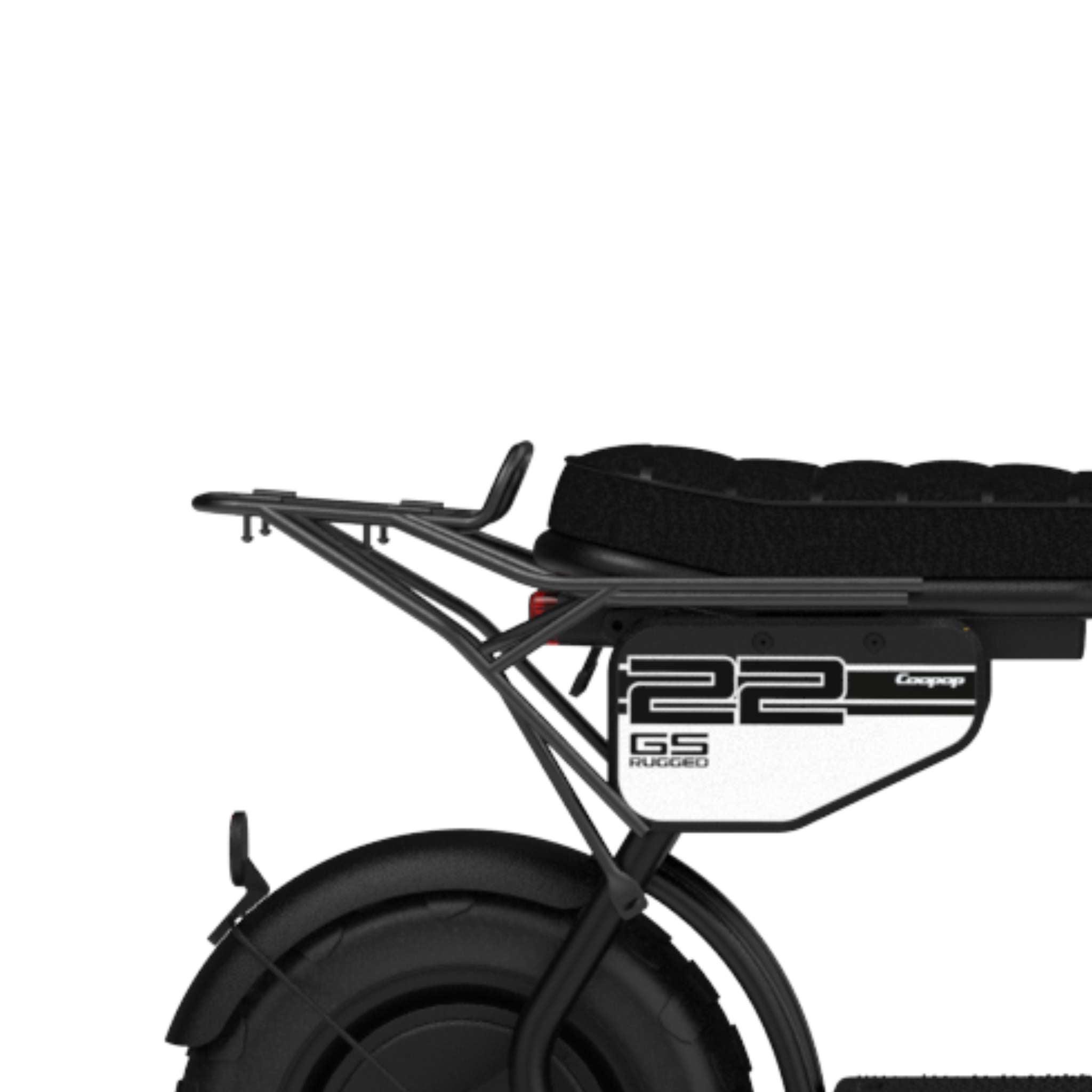 Seitenansicht des hinteren Teils eines Coopop Rugged GS mit Sitz, Hinterreifen, Rahmen, Gepäckträger für Coopop Rugged GS von Coopop und einer Platte mit der Aufschrift 22 GS Rugged.