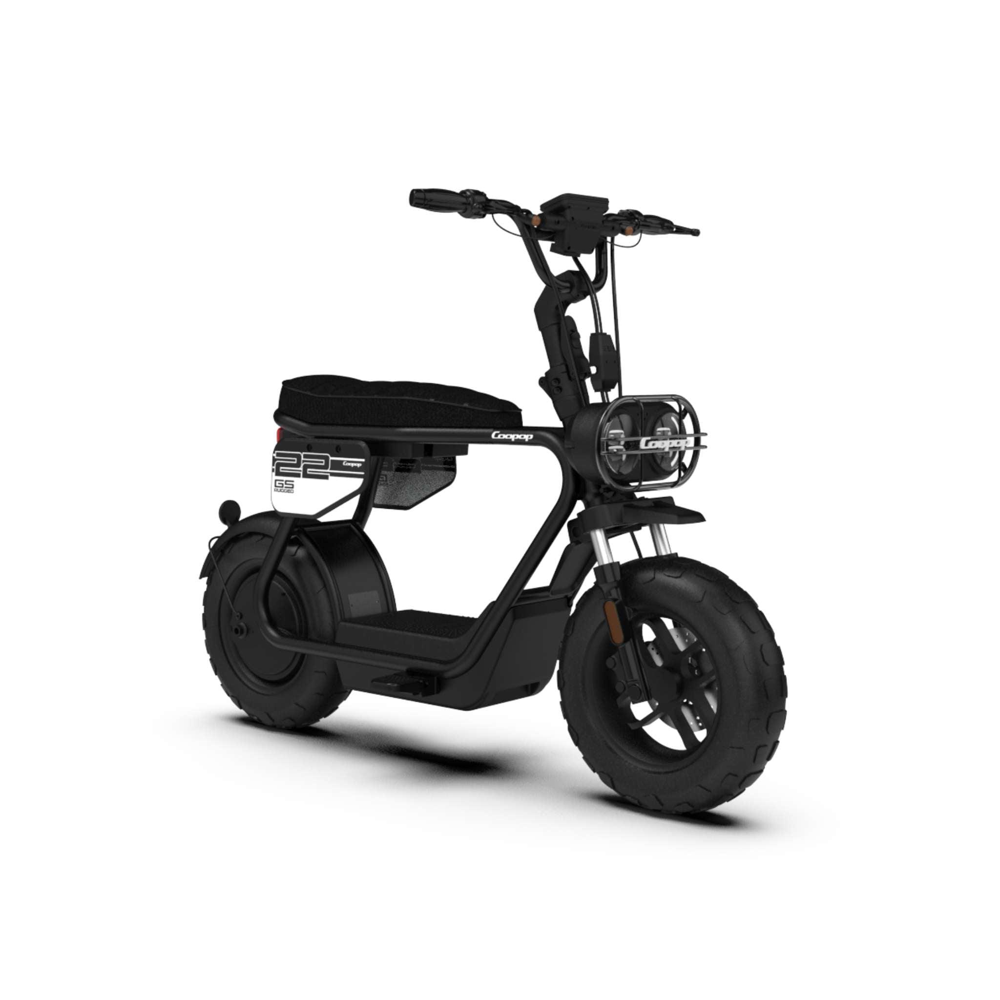 Ein schwarzer Coopop E-Scooter E-Roller RUGGED GS mit stabilem Rahmen, breiten Reifen und rechteckigem Scheinwerfer ist von vorne zu sehen. Er verfügt über einen 1200-Watt-Motor, einen gepolsterten Sitz und ist mit einer Geschwindigkeit von 45 km/h und 25 km/h erhältlich.