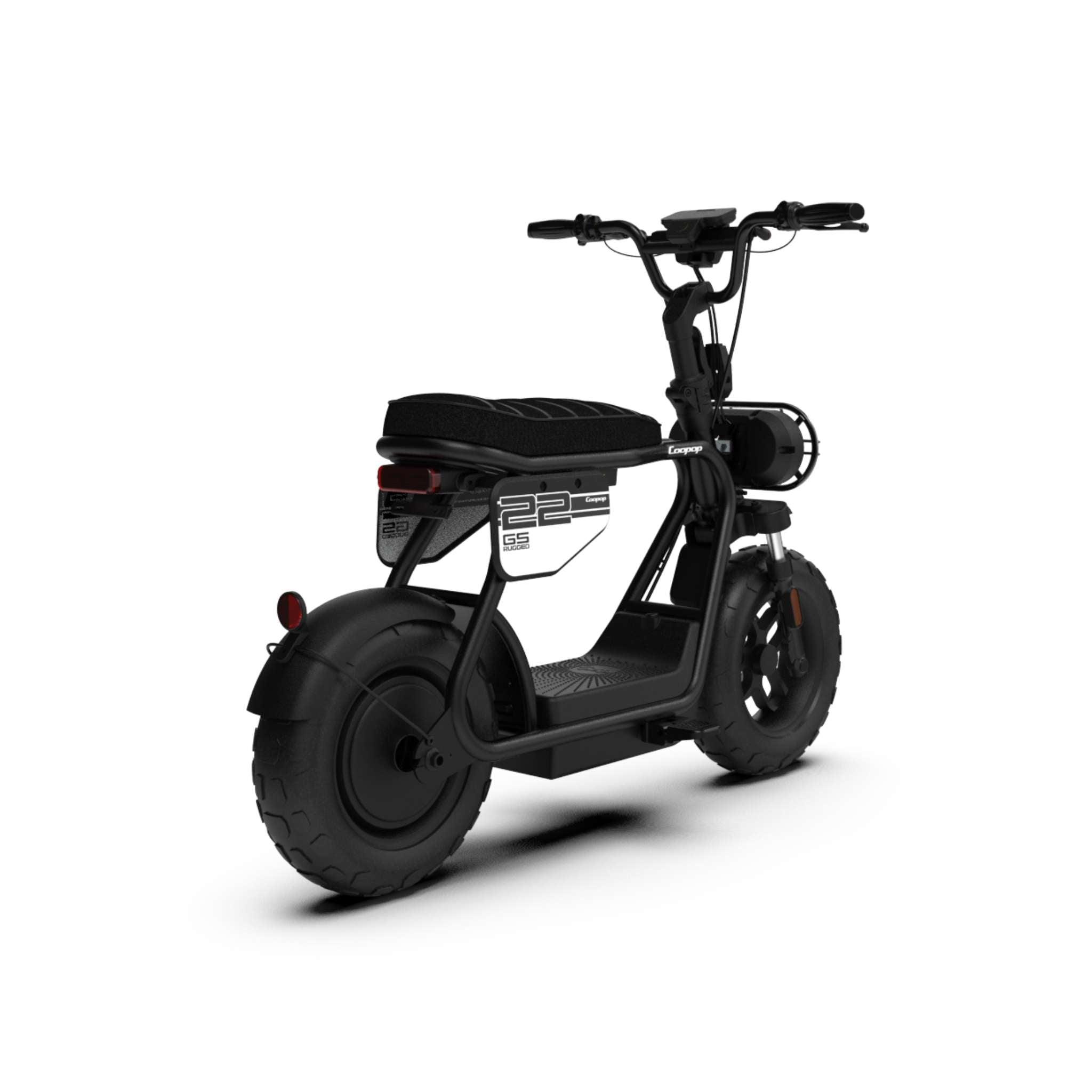Ein schwarzer Coopop E-Scooter E-Roller RUGGED GS (45km/h & 25km/h) mit dicken Reifen, gepolstertem Sitz, Lenker und einem leistungsstarken 1200W Motor, dargestellt von hinten und von der Seite auf einem weißen Hintergrund.