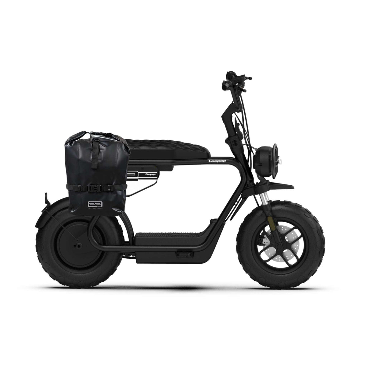 Die Coopop Seitentasche für Rugged GS ist auf der hinteren Ladefläche eines schwarzen Coopop Rugged GS-Elektromopeds mit dicken Reifen und minimalistischem Rahmen angebracht, das im Profil auf einem schlichten weißen Hintergrund abgebildet ist.
