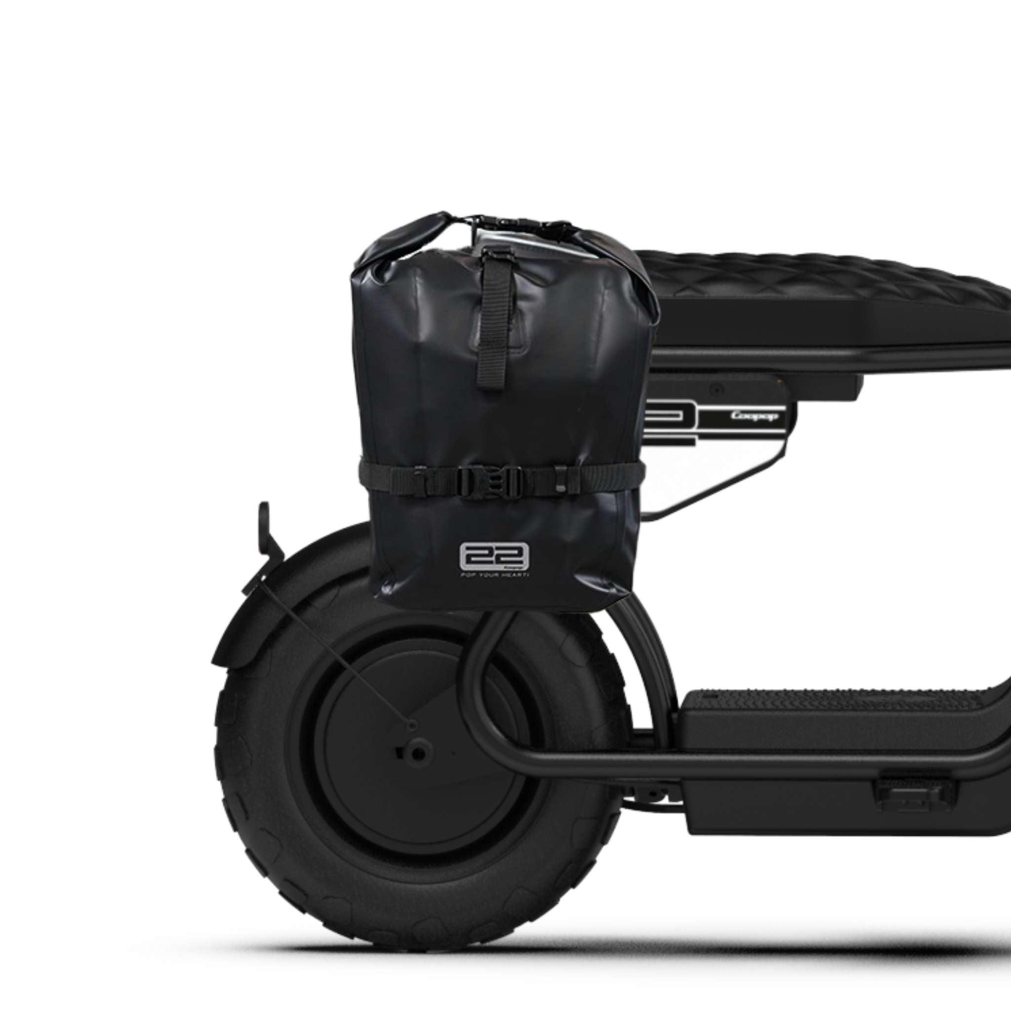 Seitenansicht eines Coopop Rugged GS Elektrofahrrads mit einer großen, schwarzen "Seitentasche für Coopop Rugged GS" von Coopop, die über dem Hinterrad angebracht ist. Das Fahrrad hat dicke Reifen und einen strukturierten Sitz.