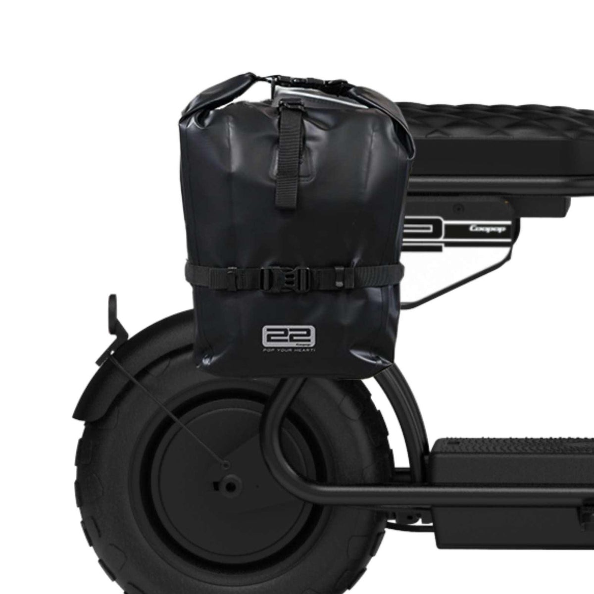 Seitenansicht eines Coopop Rugged GS Elektrofahrrads mit einer großen, schwarzen "Seitentasche für Coopop Rugged GS" von Coopop, die über dem Hinterrad angebracht ist. Das Fahrrad hat dicke Reifen und einen strukturierten Sitz.