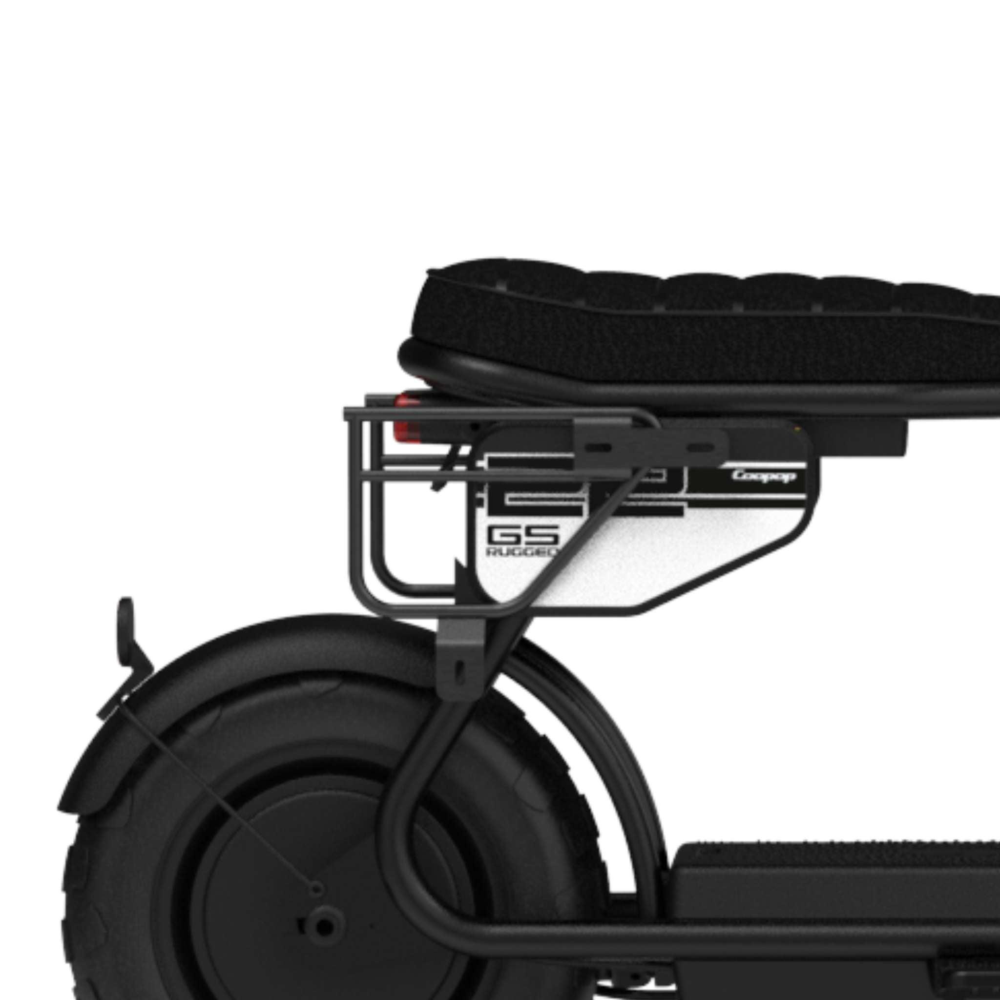 Nahaufnahme der Seitenansicht des schwarzen Coopop Rugged GS E-Scooters mit Set Seitenträger von Coopop, die den Sitz, das Hinterrad, den Rahmen und den robusten Metallträger über dem Rad zeigt. Der robuste Look wird durch das sichtbare GS Rugged-Label unterstrichen.