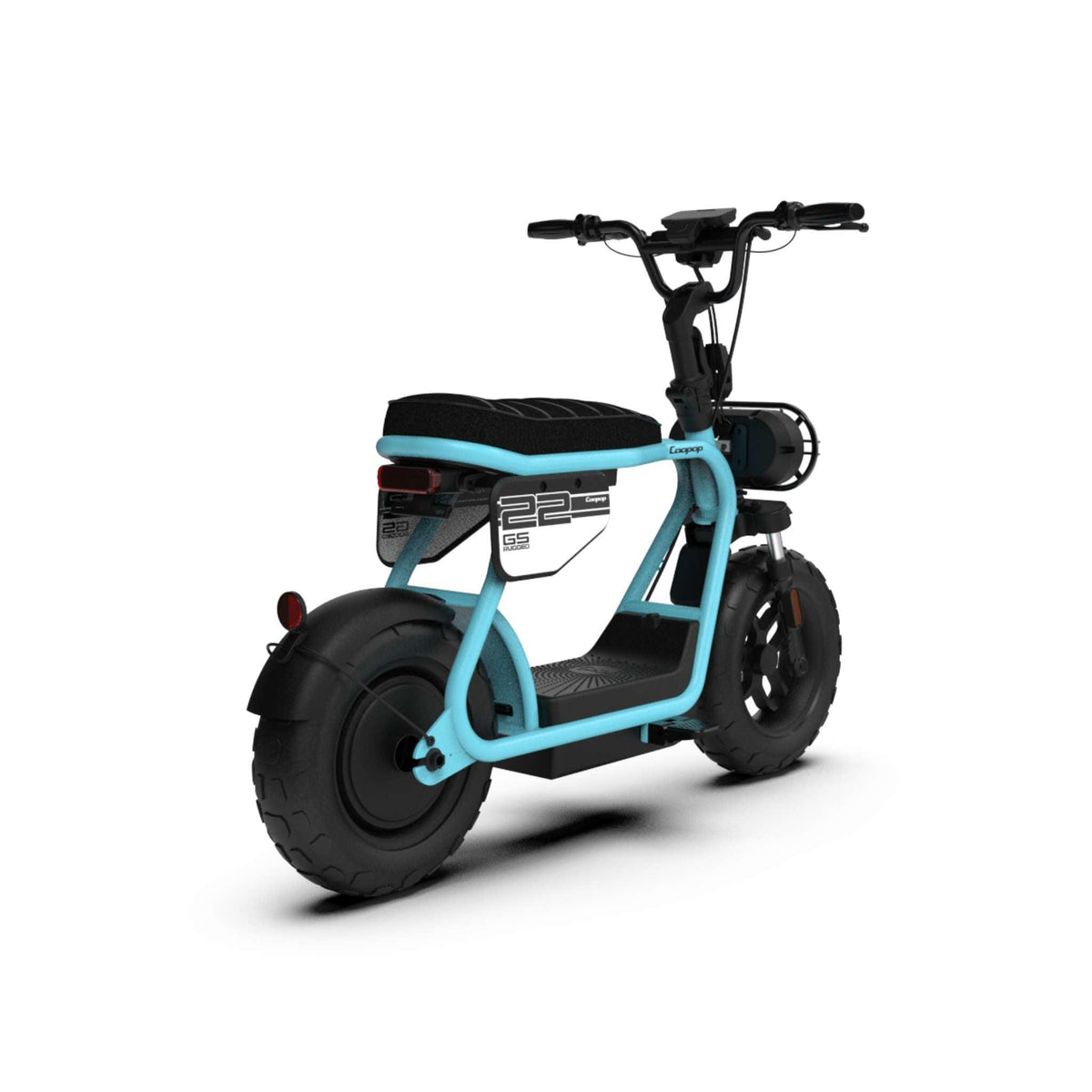 Der E-Scooter „Coopop Rugged GS 45 km/h“ von Coopop verfügt über breite Reifen, einen schwarzen Sitz und einen hellblauen Rahmen und ist hier von hinten links auf weißem Hintergrund abgebildet. Sein minimalistisches Design umfasst einen kleinen Gepäckträger und erreicht eine Höchstgeschwindigkeit von bis zu 45 km/h.