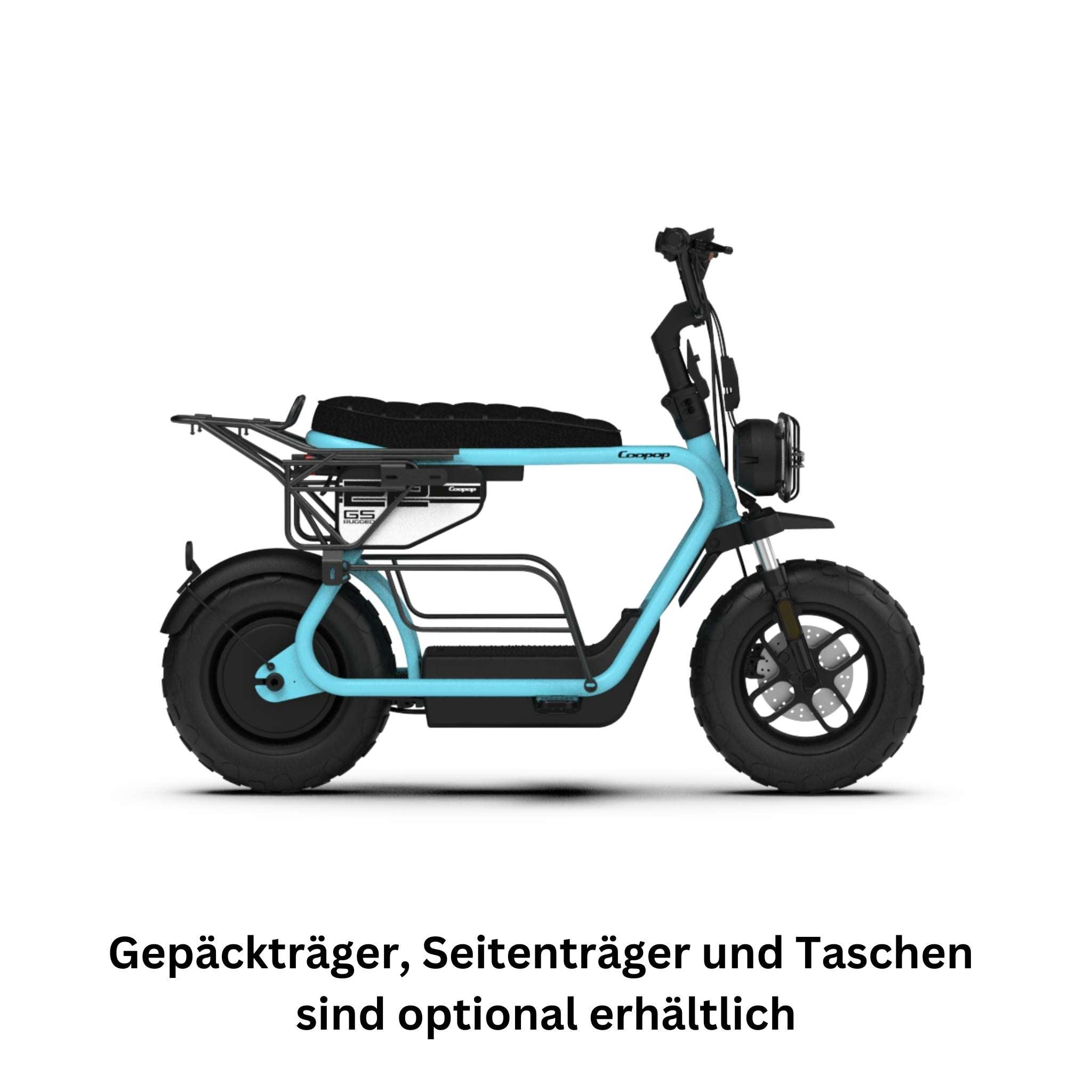 Ein Coopop E-Scooter E-Roller RUGGED GS (45km/h & 25km/h) in Hellblau mit breiten Reifen, schwarzem Sitz und 1200-Watt-Nabenmotor ist in der Seitenansicht zu sehen. Optionaler Gepäckträger, Seitenständer und Taschen sind sichtbar; der Text weist auf deren Verfügbarkeit hin.
