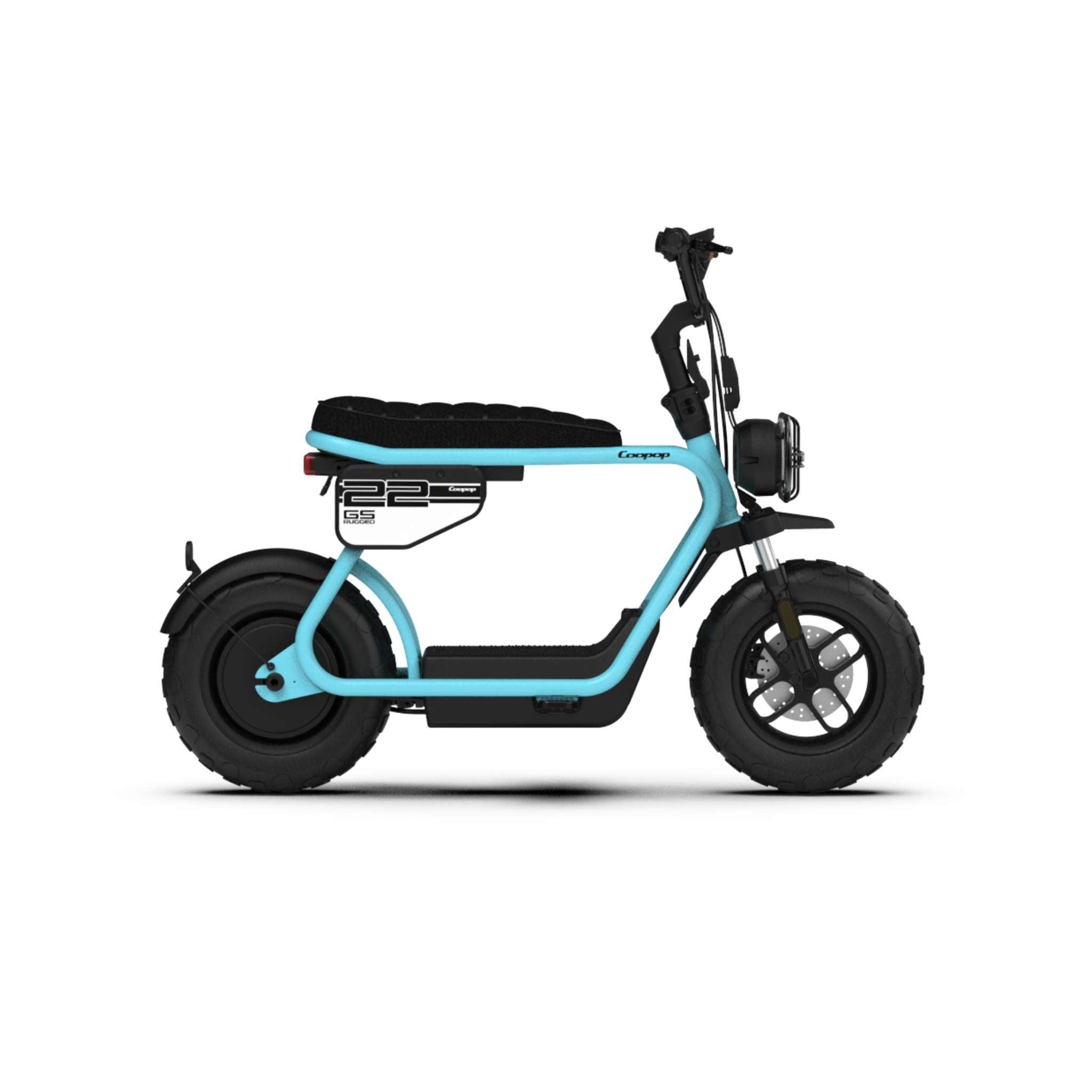 Eine Seitenansicht des Coopop E-Scooters E-Roller RUGGED GS (45km/h & 25 km/h) mit 1200-Watt-Motor, blauem, minimalistischem Rahmen, schwarzem Sitz und grobstolligen Reifen wird vor einem weißen Hintergrund gezeigt.