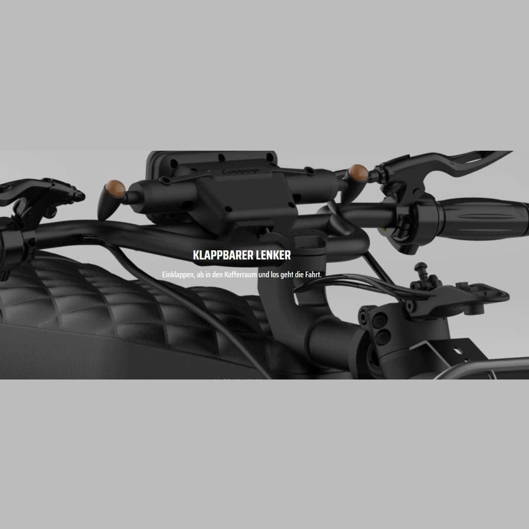 Nahaufnahme des klappbaren Lenkers des schwarzen Coopop E-Scooters E-Roller RUGGED GS (45 km/h & 25 km/h); deutscher Text hebt dieses Merkmal hervor. Der Lenker und die 1200-Watt-Nabenmotorsteuerung heben sich von einem grauen Hintergrund ab.