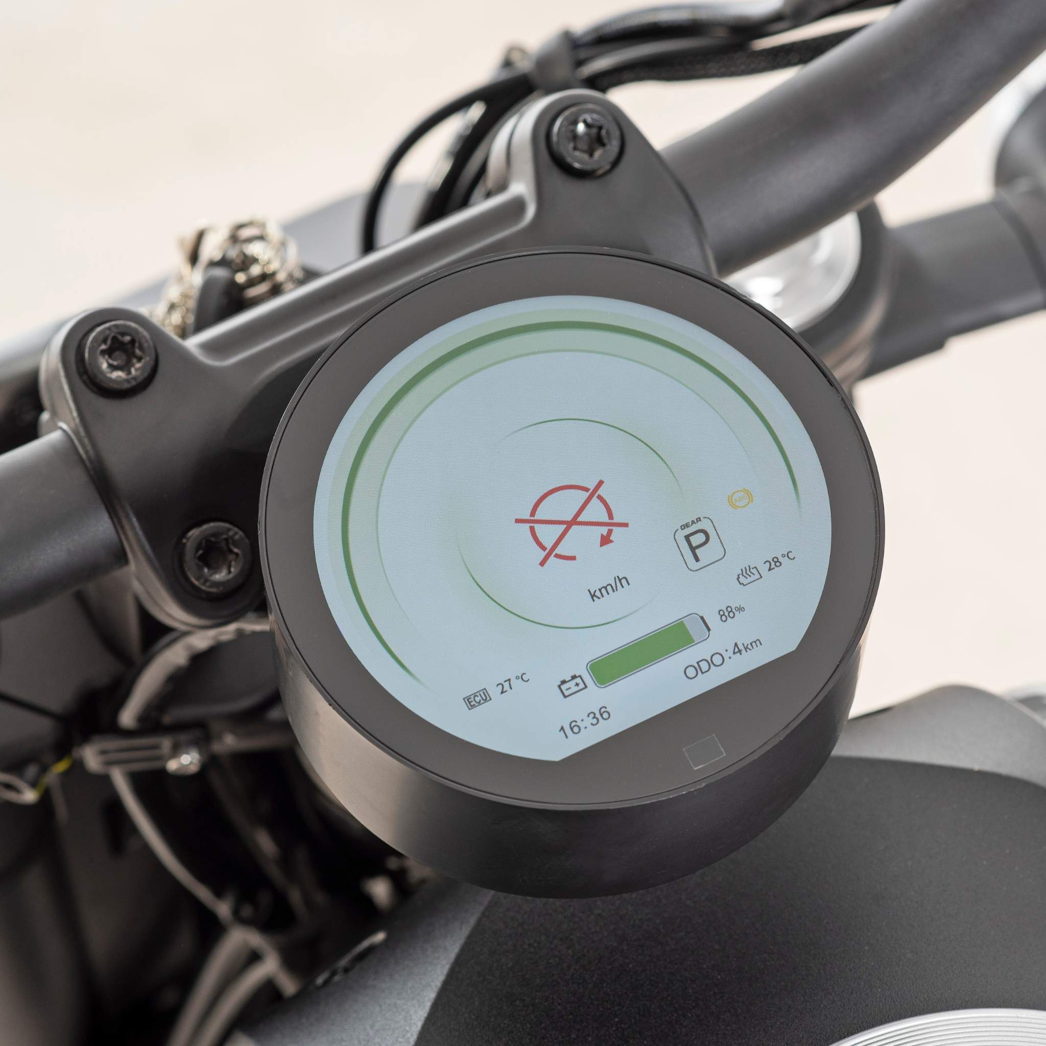 Eine Nahaufnahme des Armaturenbretts des E.F.O. Elektro Motorrad E.F.O EM8 120 km/h zeigt den Batteriestand, die Temperatur, den Tachometer, die Uhr, den Kilometerzähler und die Parkanzeige - alles am Lenker montiert.