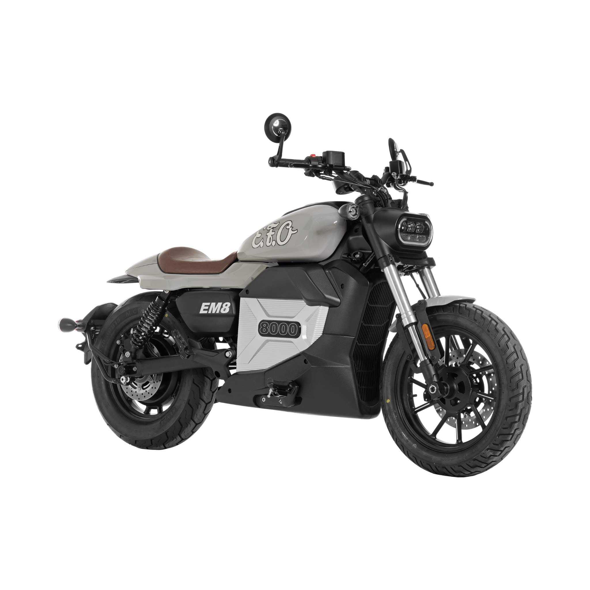 Das Elektro Motorrad E.F.O. EM8 120 km/h kombiniert ein modernes graues und schwarzes Design mit einer braunen Sitzbank und dicken Reifen und bietet ein umweltfreundliches Fahrzeug von E.F.O. zu einem Aktionspreis - möglicherweise für eine Umweltprämie geeignet.