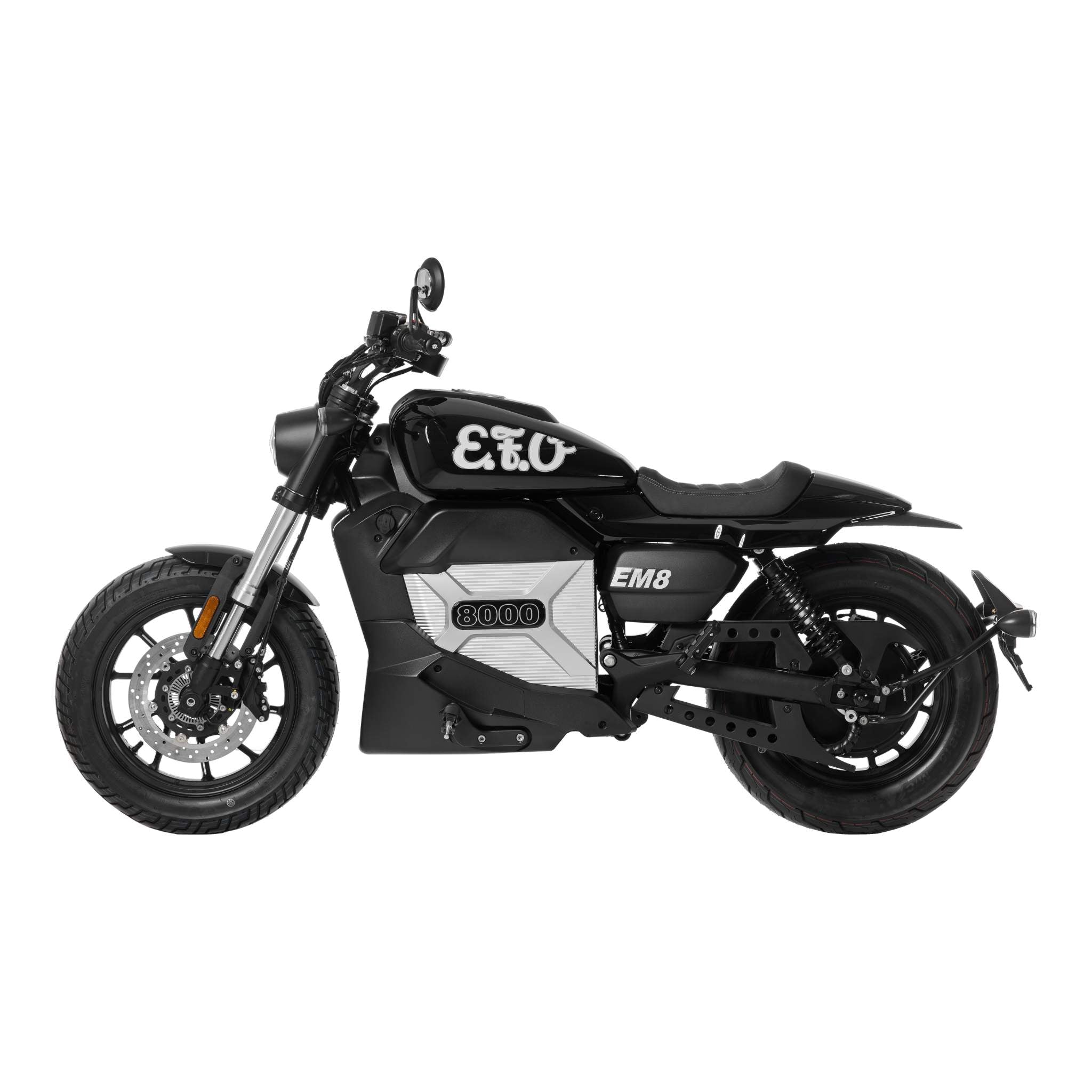 Seitenansicht des Elektro Motorrad E.F.O EM8 120 km/h von E.F.O. mit der Aufschrift EM8 und E&C, mit dicken Reifen und einem modernen, schnittigen Design auf weißem Hintergrund. Förderfähig im Rahmen der Umweltprämie.