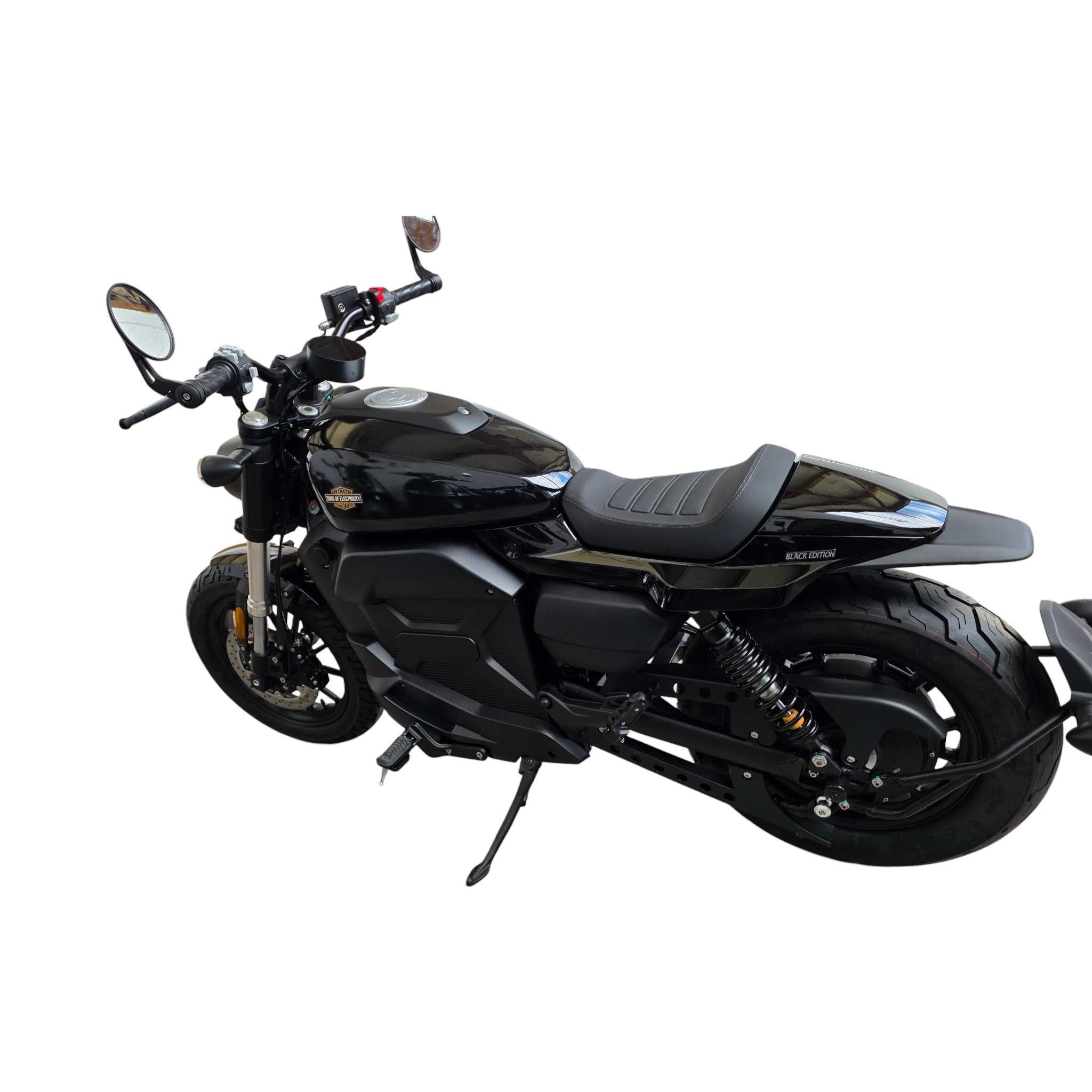 Die Black-X Edition - CityTwister Shadow von SONS OF ELECTRICITY: ein schwarzes einsitziges Elektromotorrad mit Hinterradfederung, Seitenspiegeln und Ständer, schräggestellt auf weißem Grund. Jetzt mit 45 A Schnelladegerät - perfekt für Individualisten!.