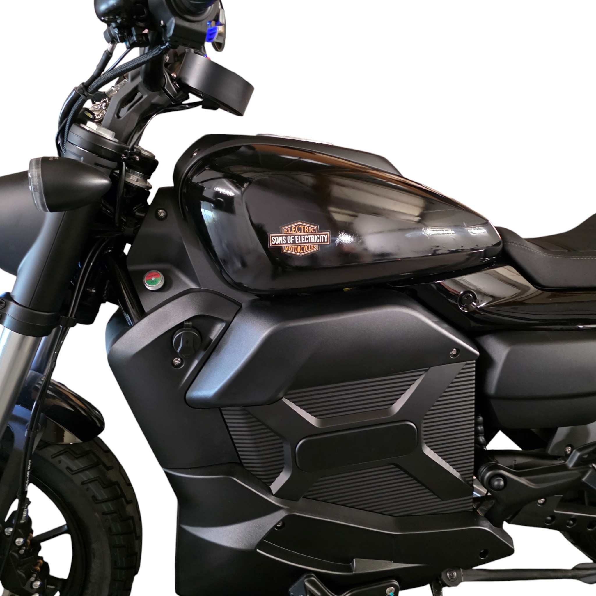 Nahaufnahme der Seitenansicht des E.F.O. Black-X Limited Edition - Dein Elektromotorrad für echte Individualisten mit modernem Styling und einer Sons of Electricity-Plakette. Dieses emissionsfreie Fahrrad ist auf einem weißen Hintergrund isoliert.